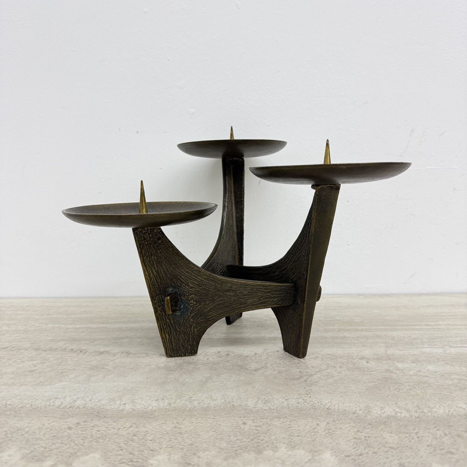 photo furniture Modernistisch sculpturaal brutalistisch massief bronzen kandelaar, Frankrijk, jaren 1960