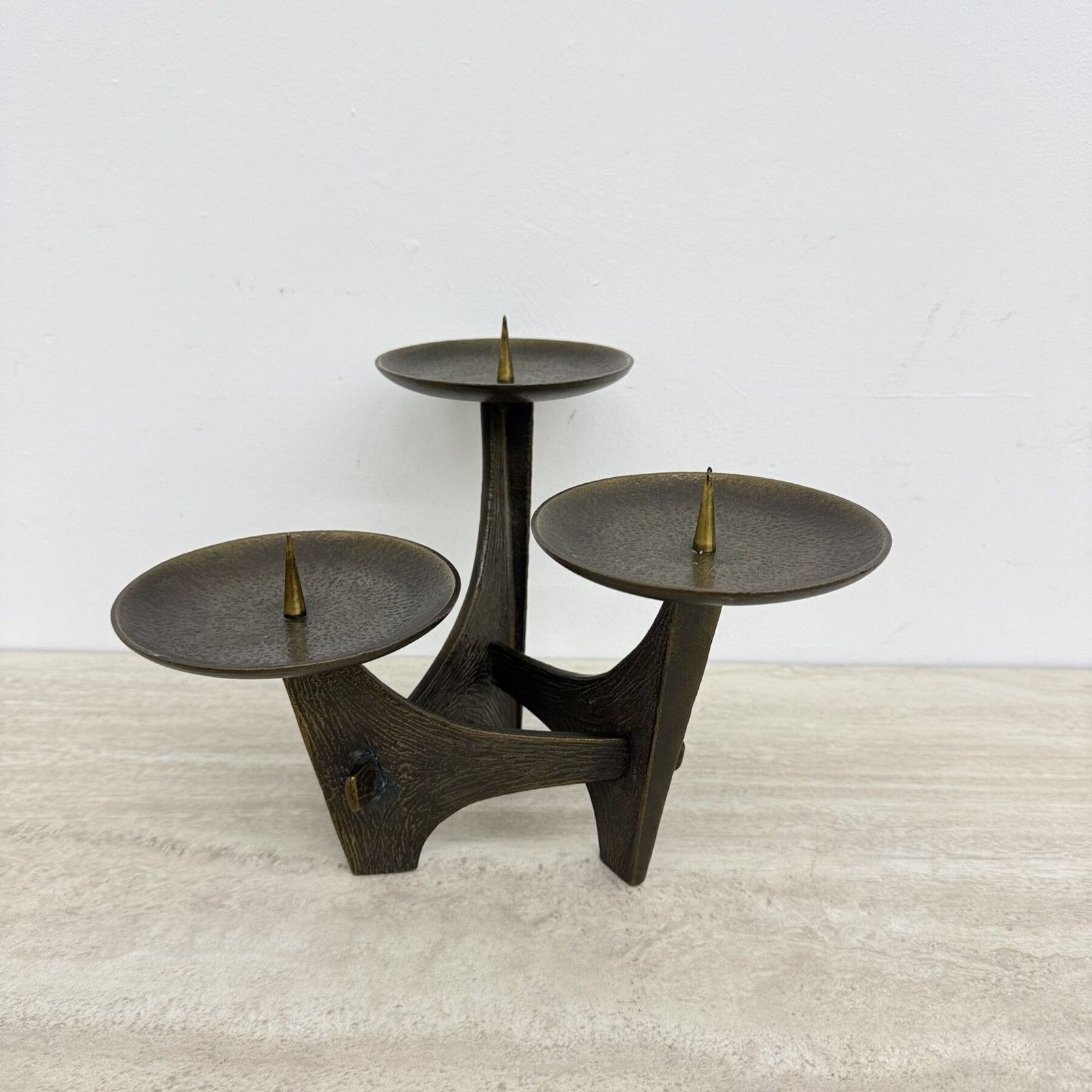 photo for sale Modernistisch sculpturaal brutalistisch massief bronzen kandelaar, Frankrijk, jaren 1960
