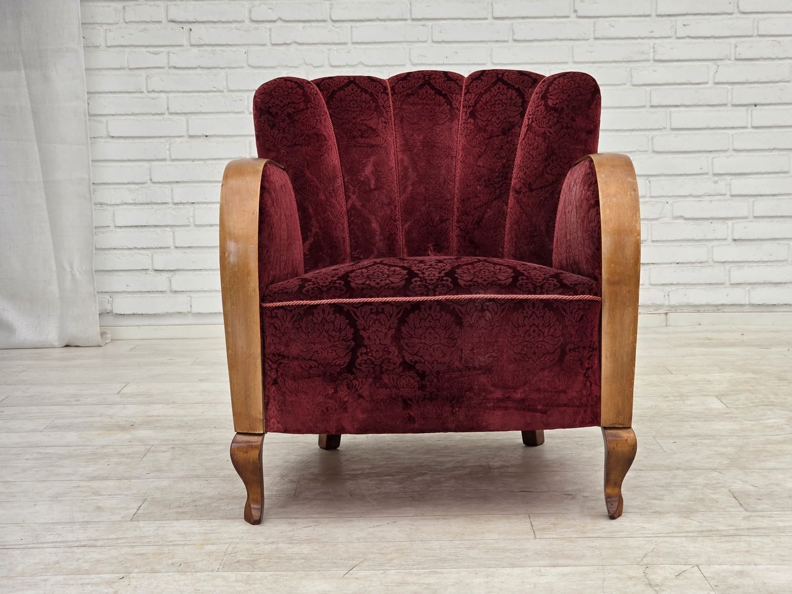 Ca. jaren 1960, Deense fauteuil, kersrood meubelvelours. photo vintage