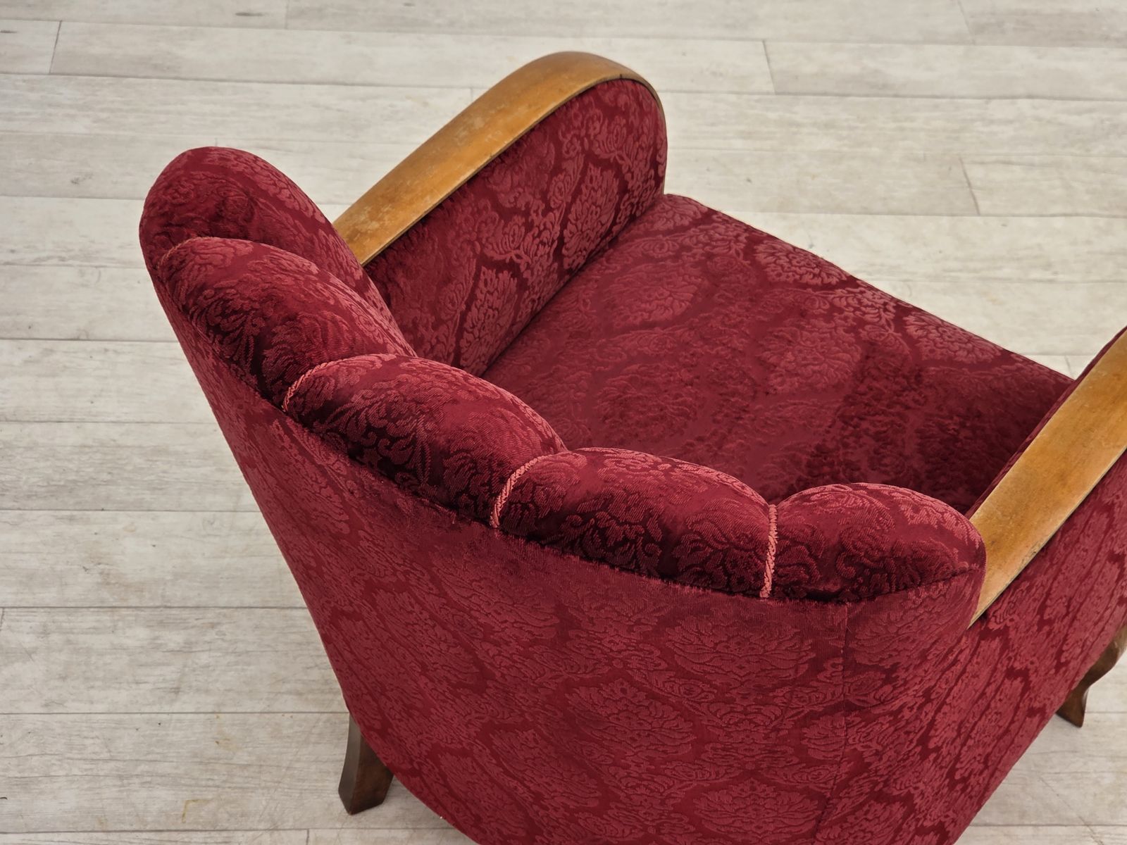 photo buy Ca. jaren 1960, Deense fauteuil, kersrood meubelvelours.
