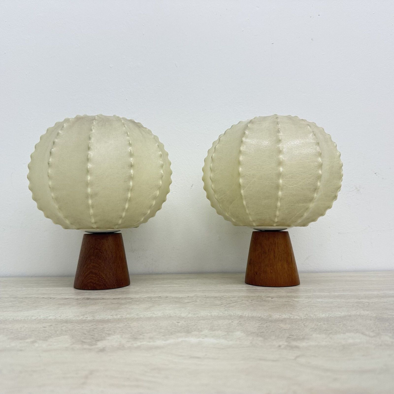 Paar Goldkant Leuchten Cocoon tafellampen met teakhouten voet, jaren 1970 photo for sale