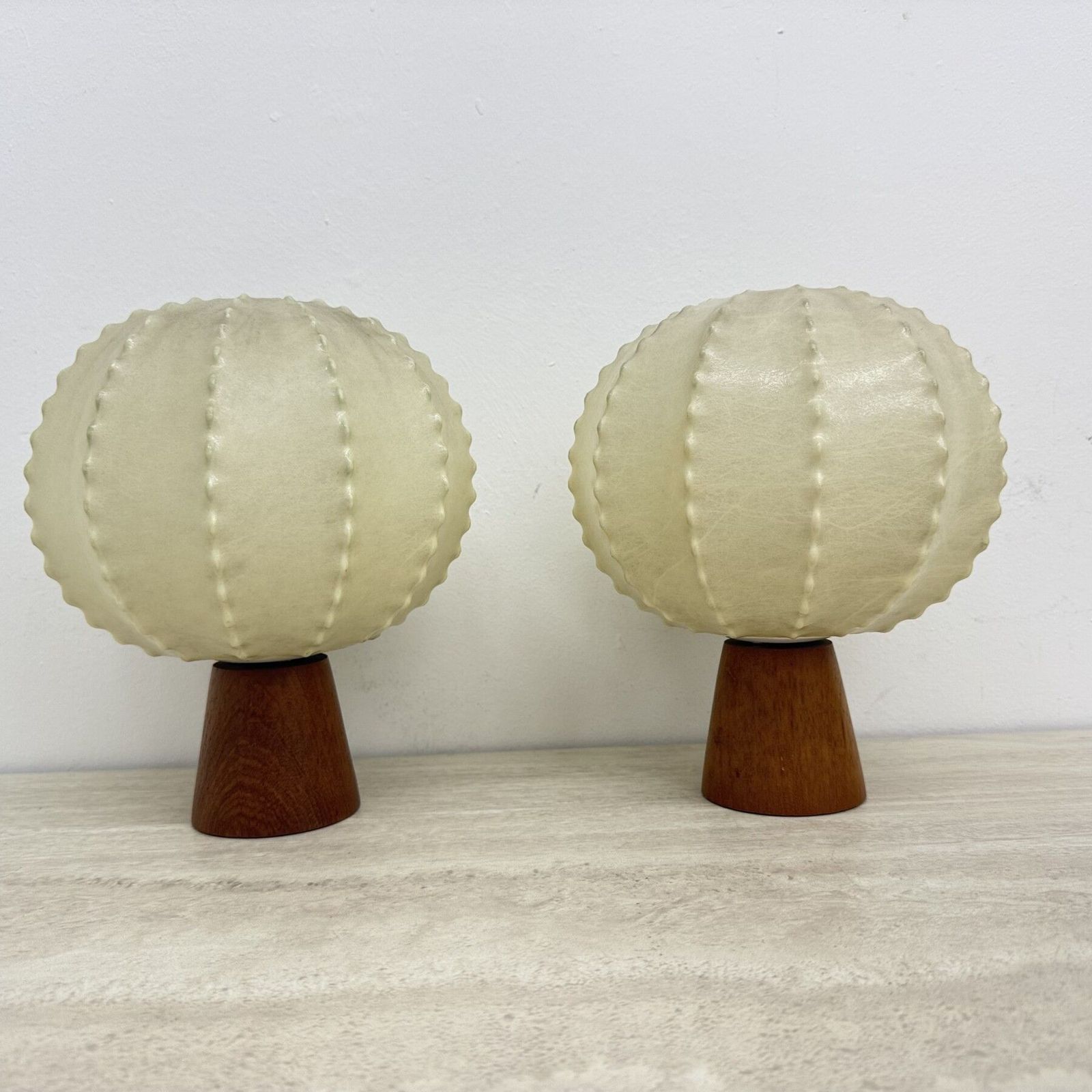 photo buy Paar Goldkant Leuchten Cocoon tafellampen met teakhouten voet, jaren 1970