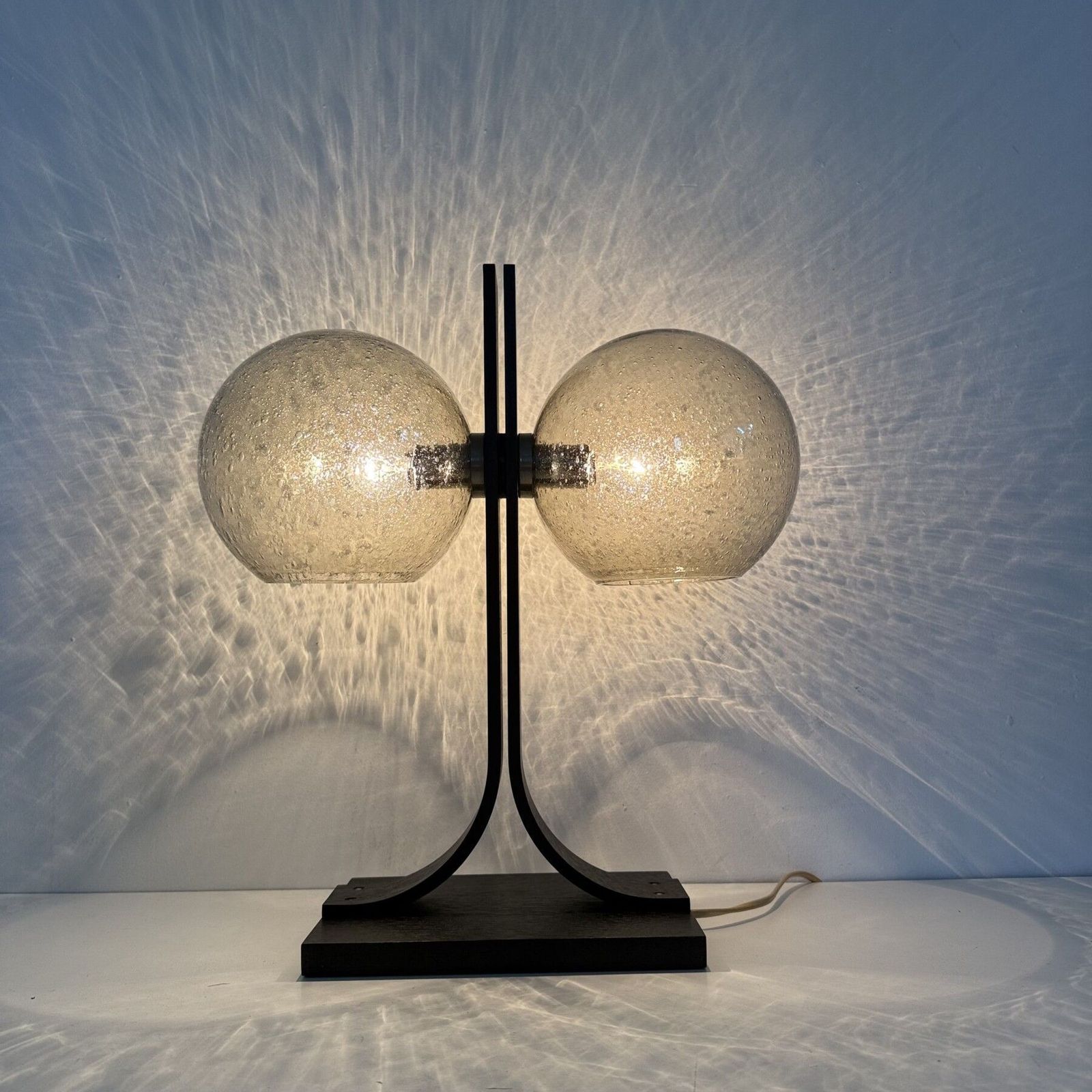 Temde Leuchten tafellamp met multiplex en glazen bollen, jaren 1970 photo furniture