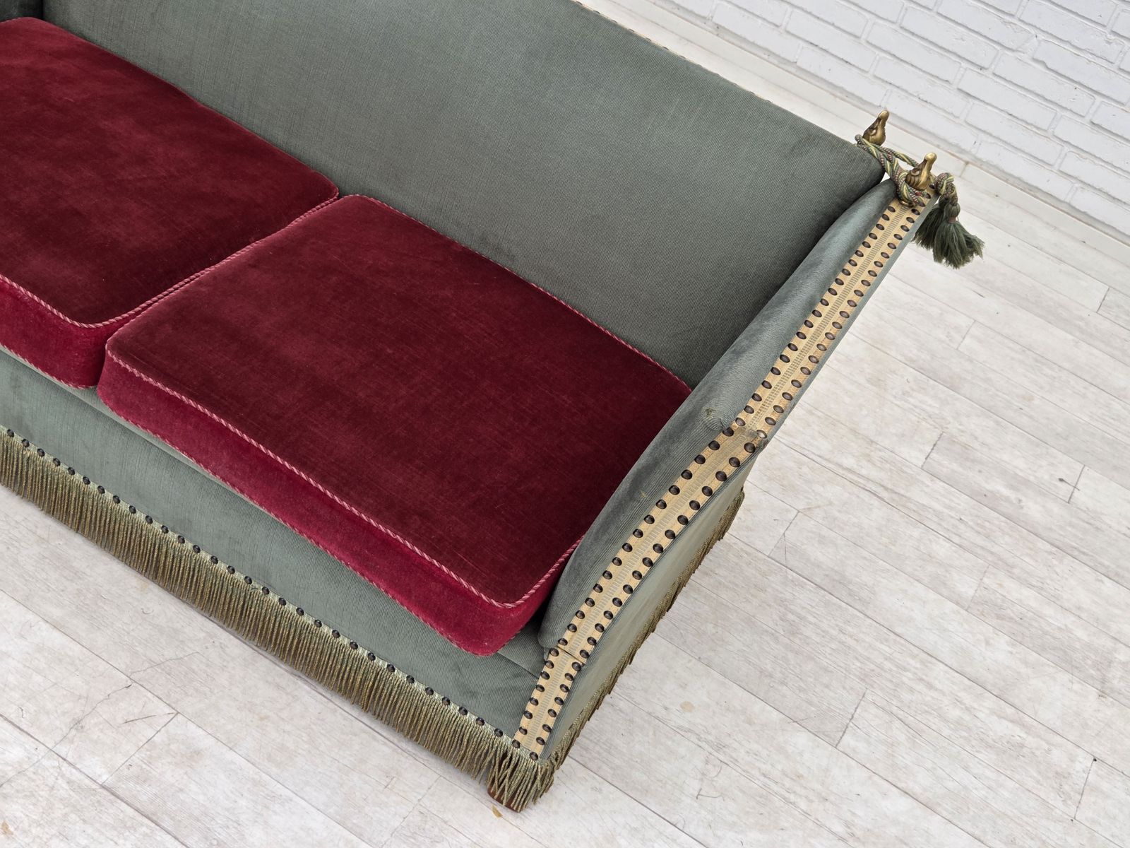 Deens 2-zits "Spanish" sofa met neerklapbare armleuningen, jaren 1970, groen en rood velours. photo 1290.0