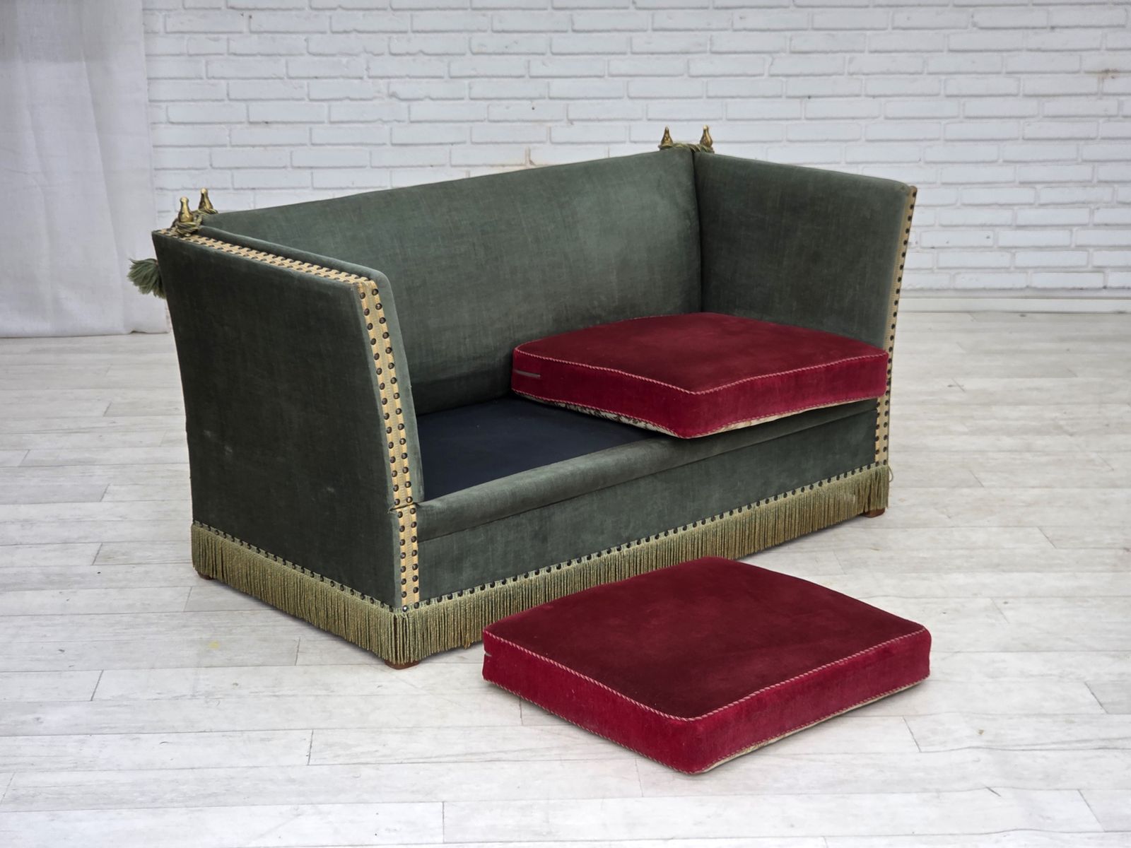 1290.0 Deens 2-zits "Spanish" sofa met neerklapbare armleuningen, jaren 1970, groen en rood velours. photo