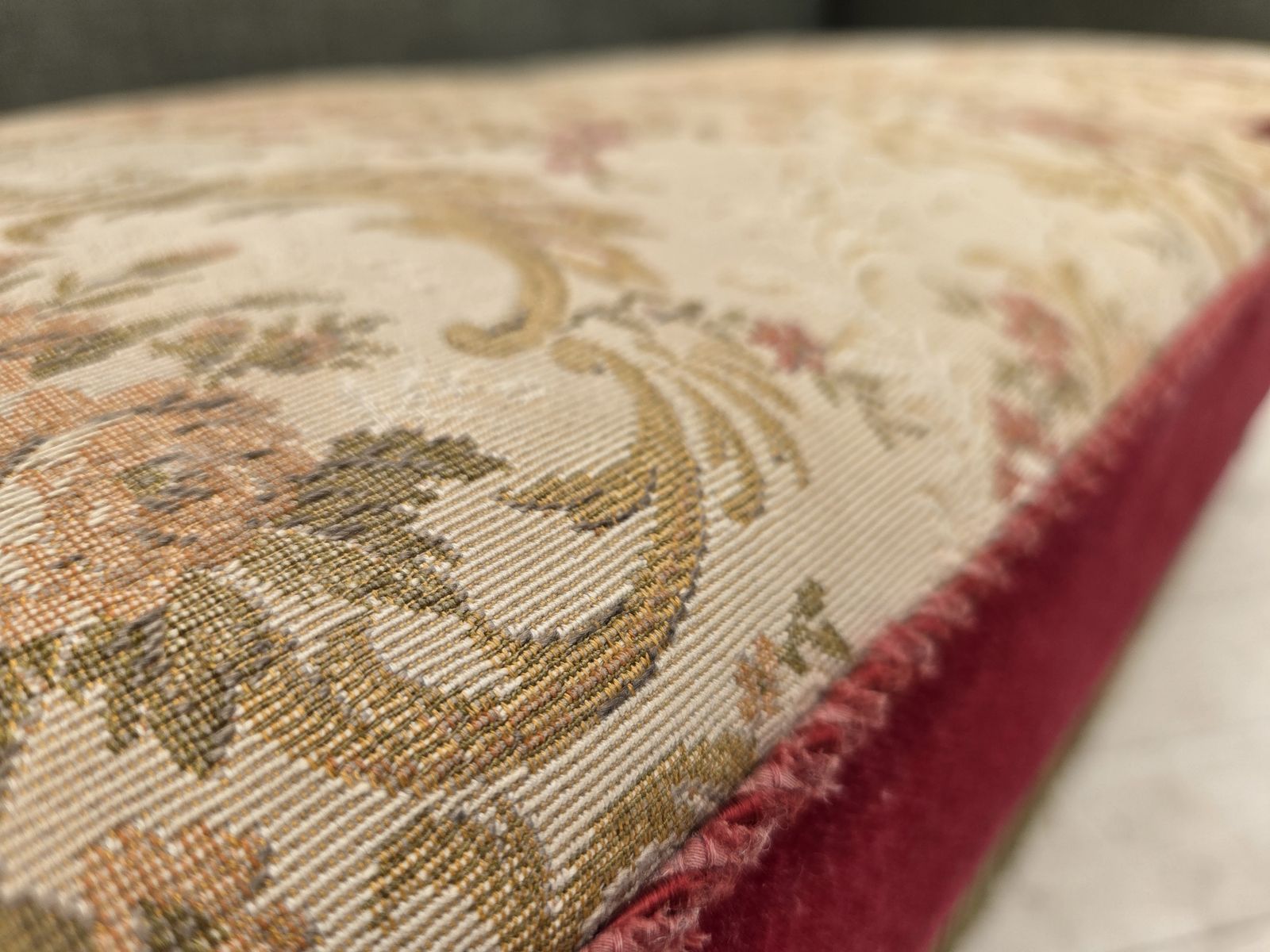 photo vintage Deens 2-zits "Spanish" sofa met neerklapbare armleuningen, jaren 1970, groen en rood velours.