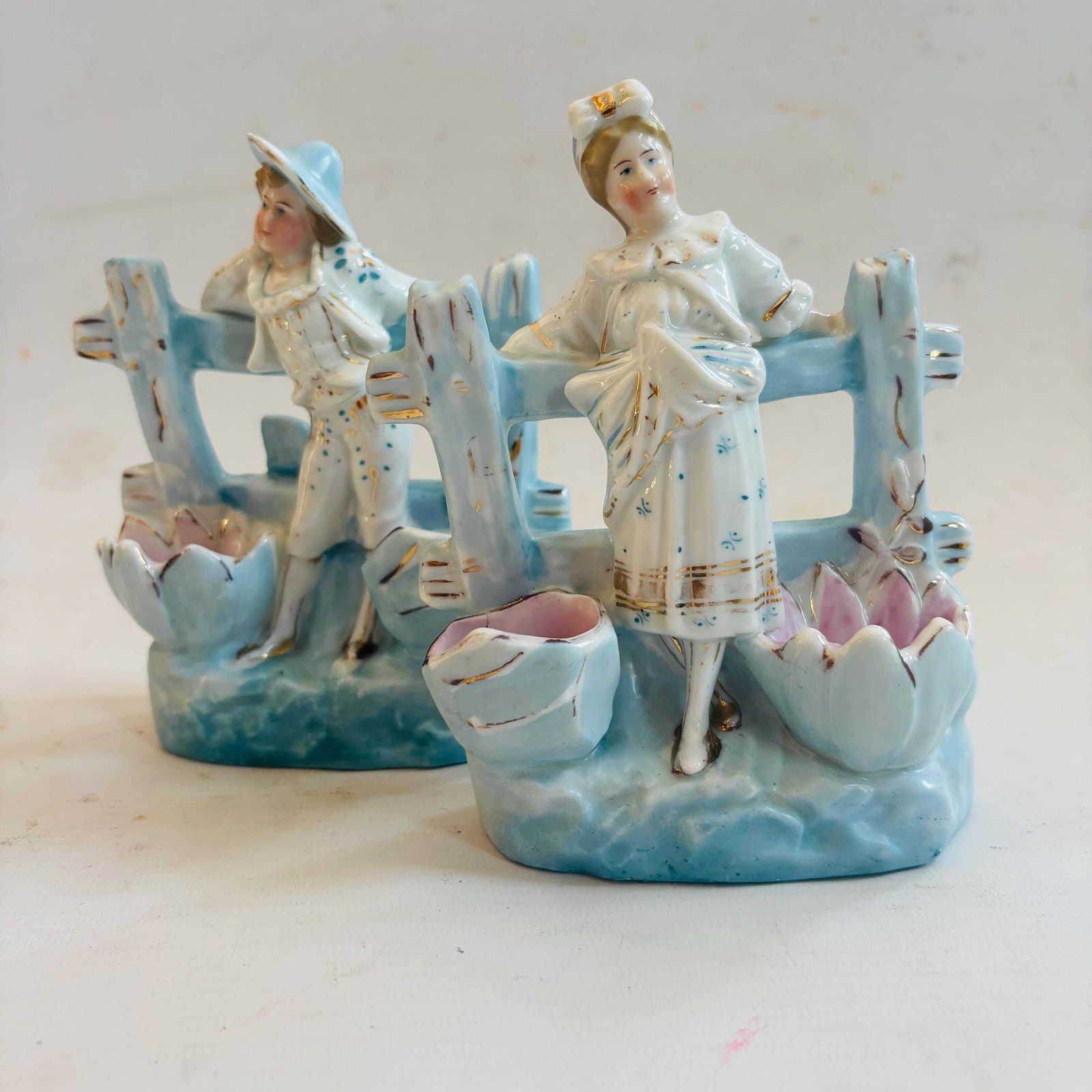 photo furniture Antiek Duits Porseleinen Spillvazen   Paar Figuratieve Luciferhoudertjes C.1890