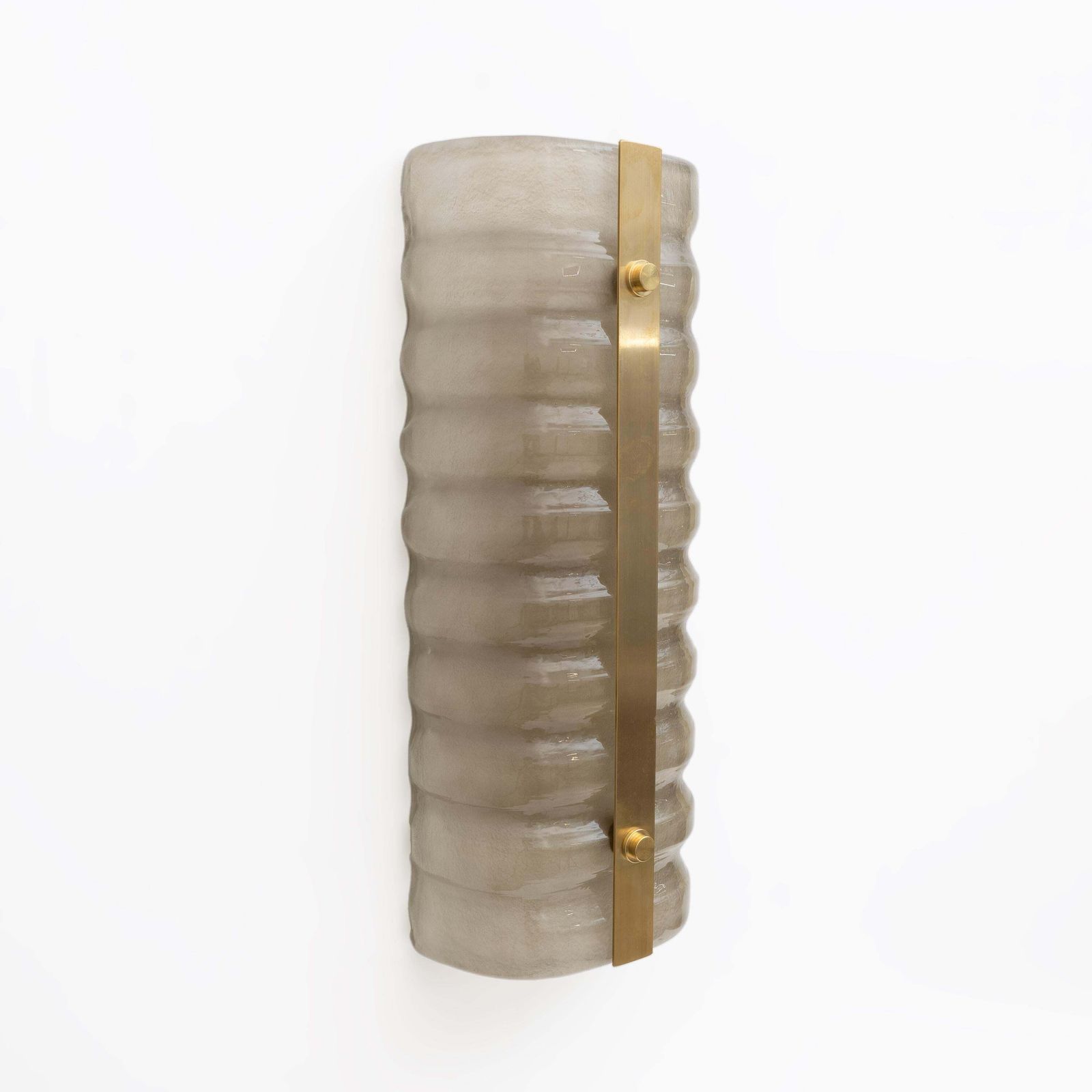 Paar moderne Italiaanse wandlampen van messing en gerookt Murano-glas photo for sale