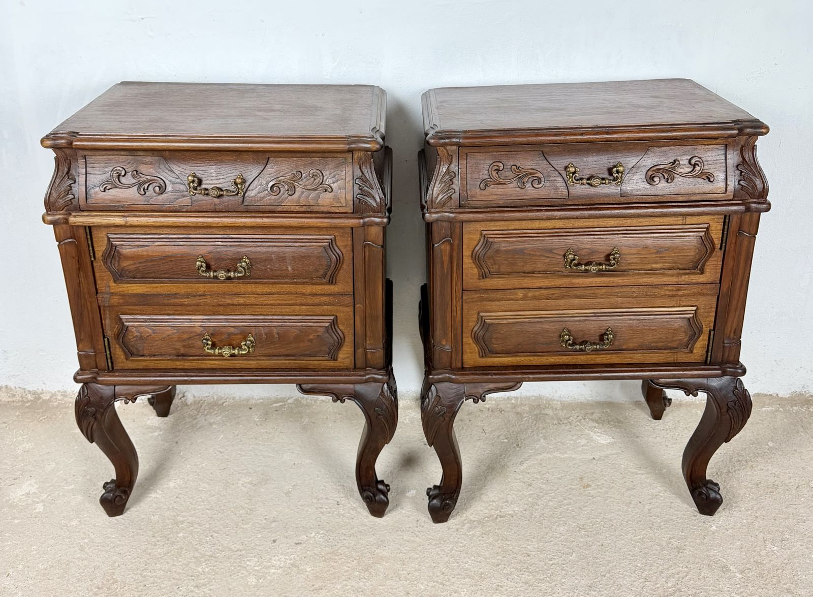Paar Franse Louis XV-stijl houten nachtkastjes, 20e eeuw photo furniture