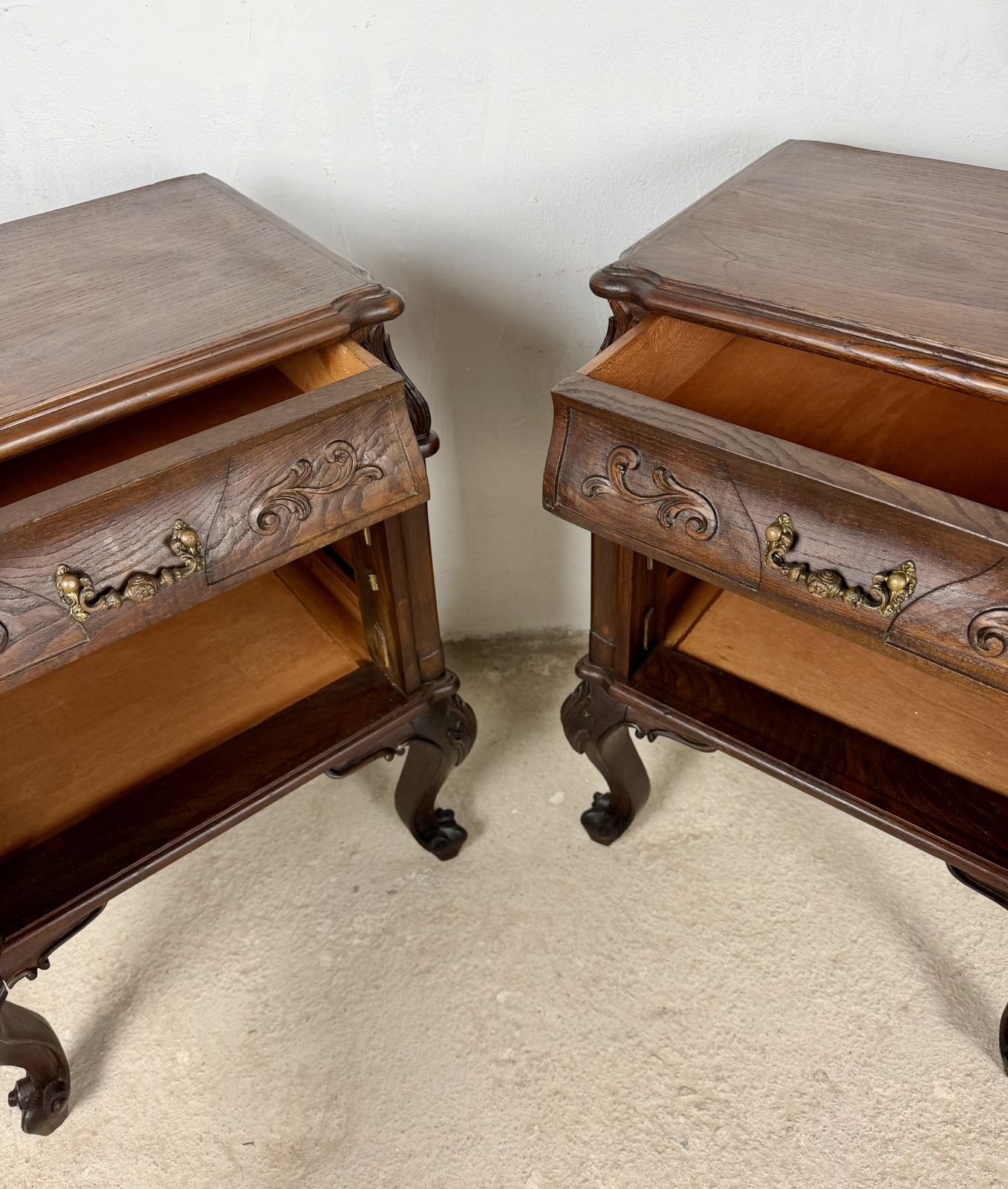 Paar Franse Louis XV-stijl houten nachtkastjes, 20e eeuw photo vintage