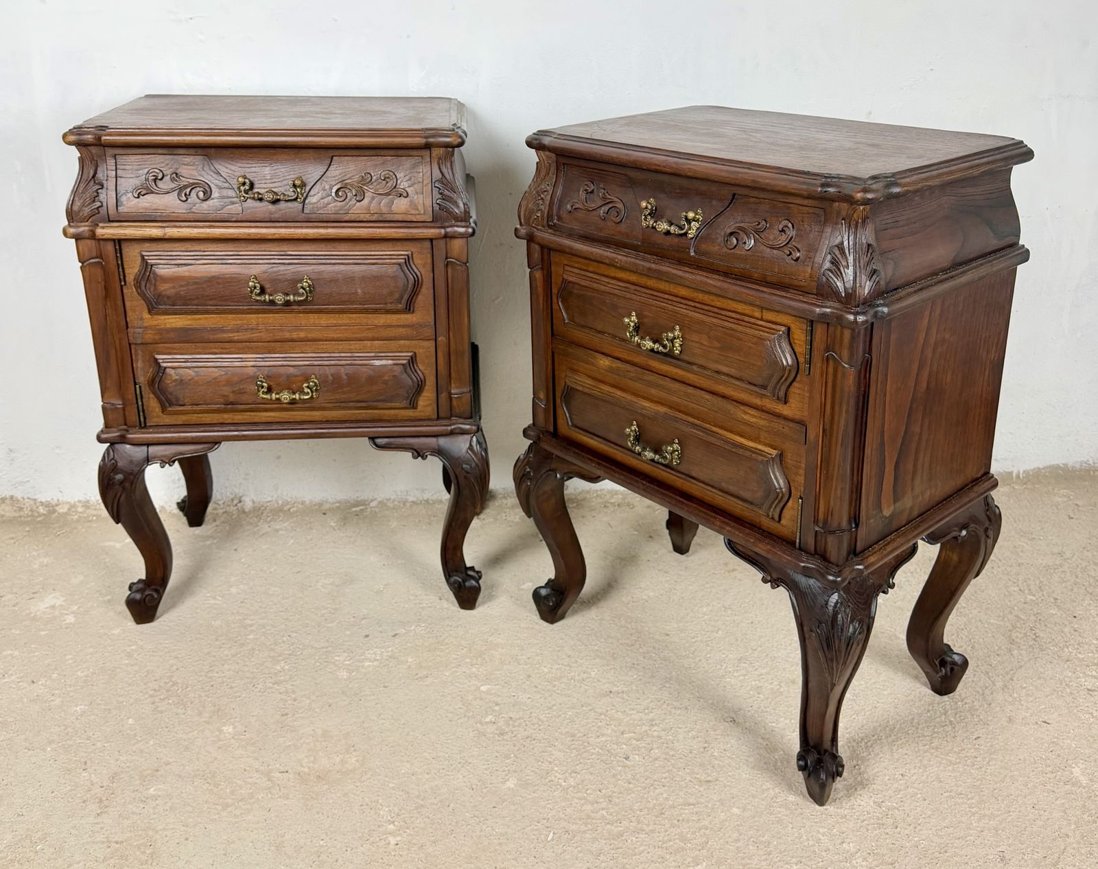 photo for sale Paar Franse Louis XV-stijl houten nachtkastjes, 20e eeuw