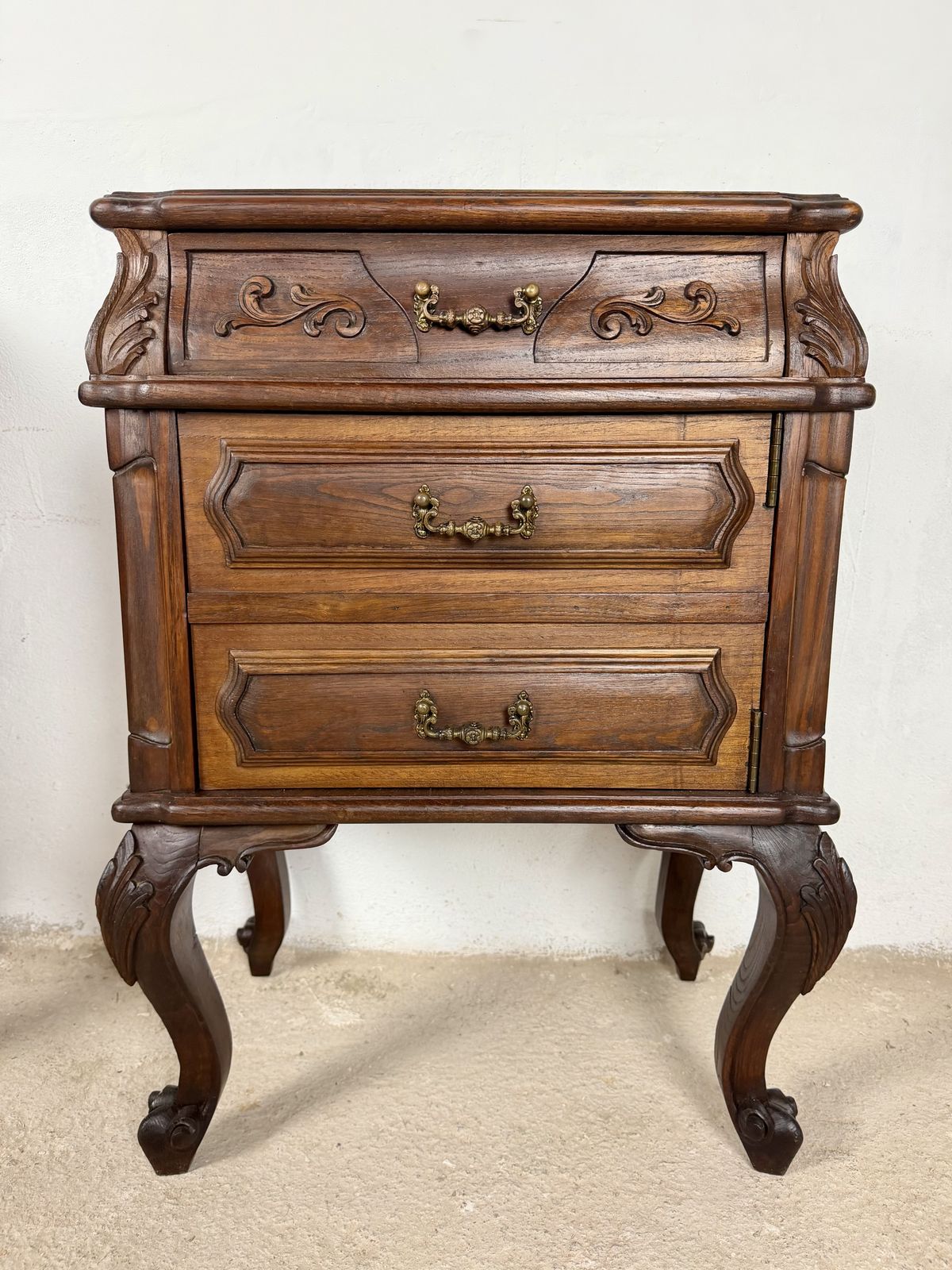 photo vinterior Paar Franse Louis XV-stijl houten nachtkastjes, 20e eeuw