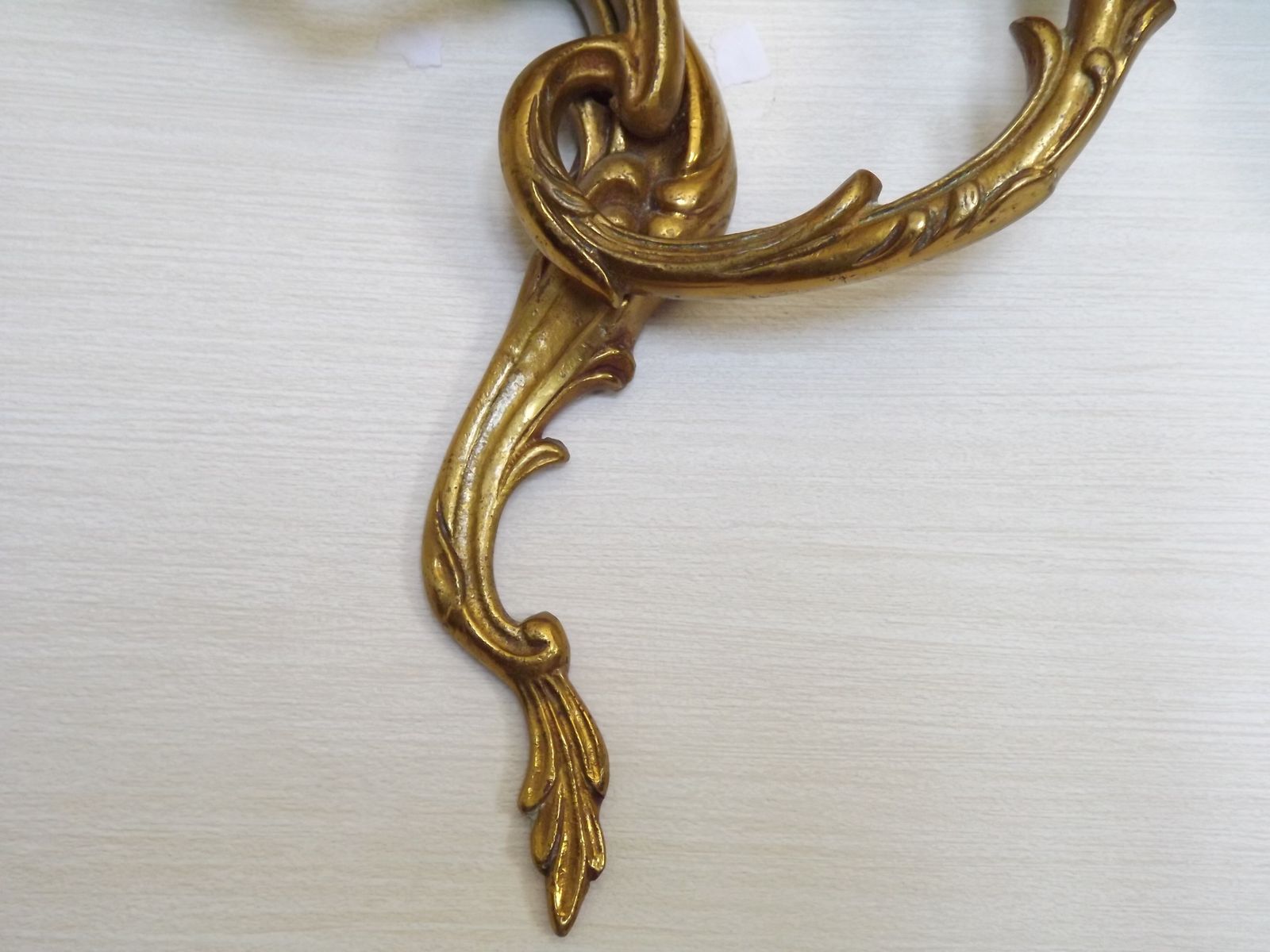 Stel van elegante Franse bronzen wandkandelaars met tegengestelde acanthusbladeren – dubbele uitvoering photo vintage
