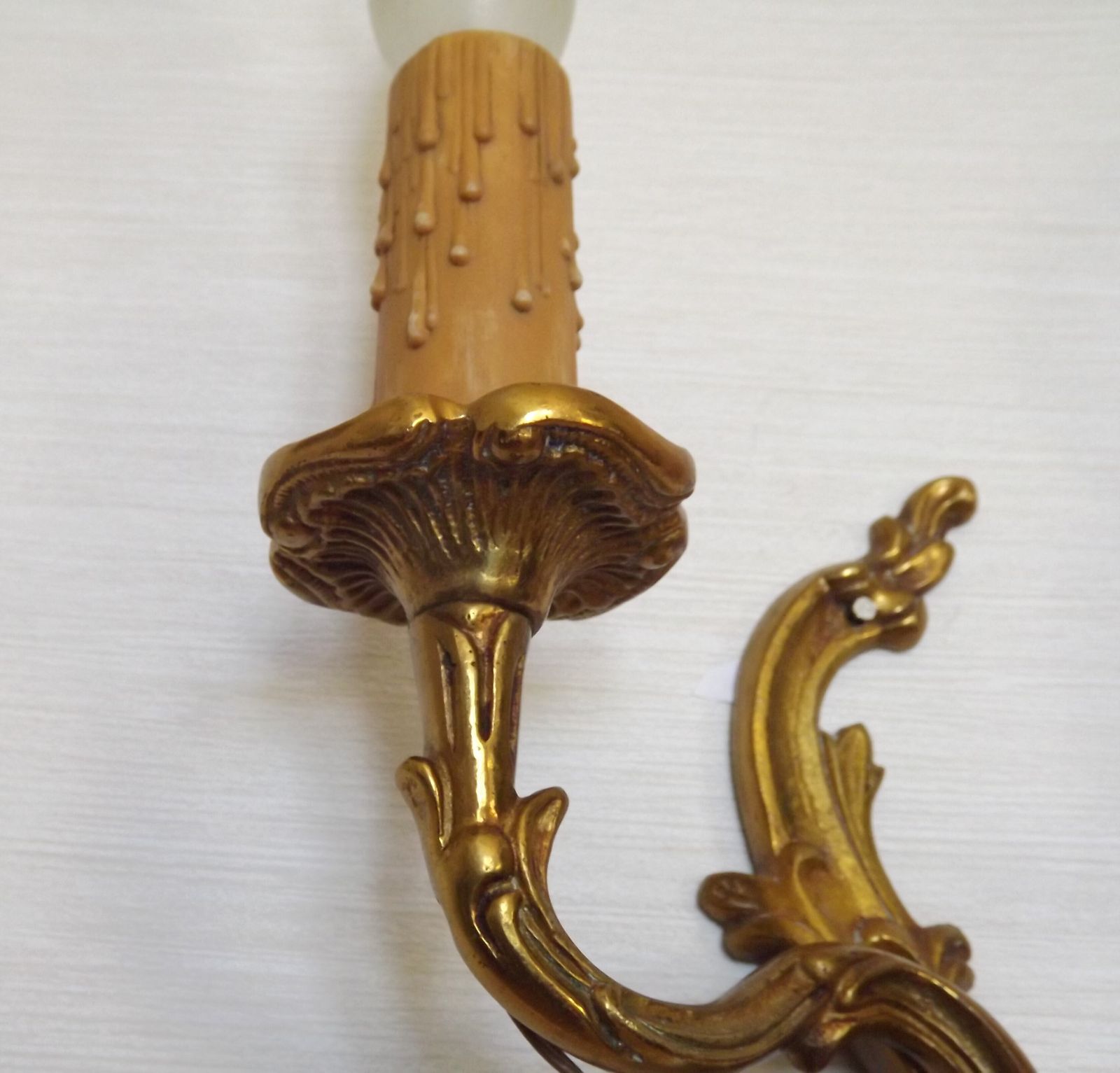 photo furniture Stel van elegante Franse bronzen wandkandelaars met tegengestelde acanthusbladeren – dubbele uitvoering