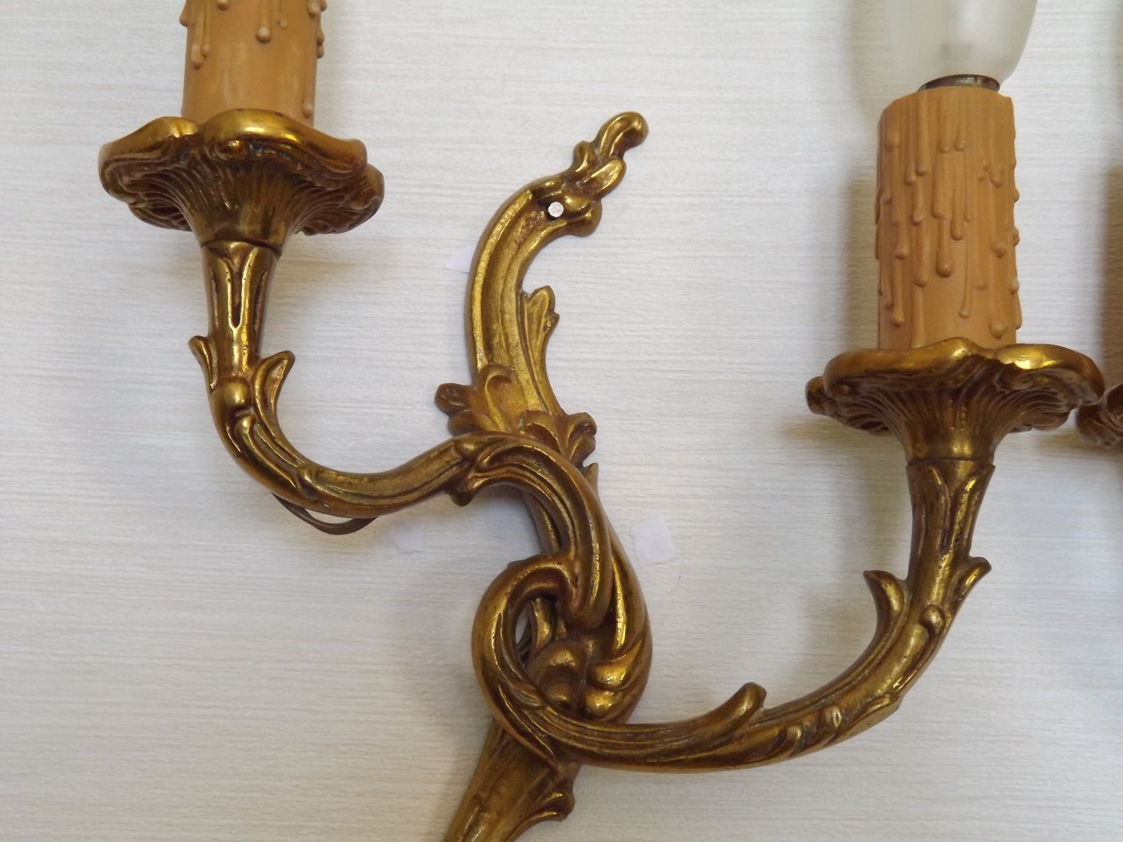 photo for sale Stel van elegante Franse bronzen wandkandelaars met tegengestelde acanthusbladeren – dubbele uitvoering