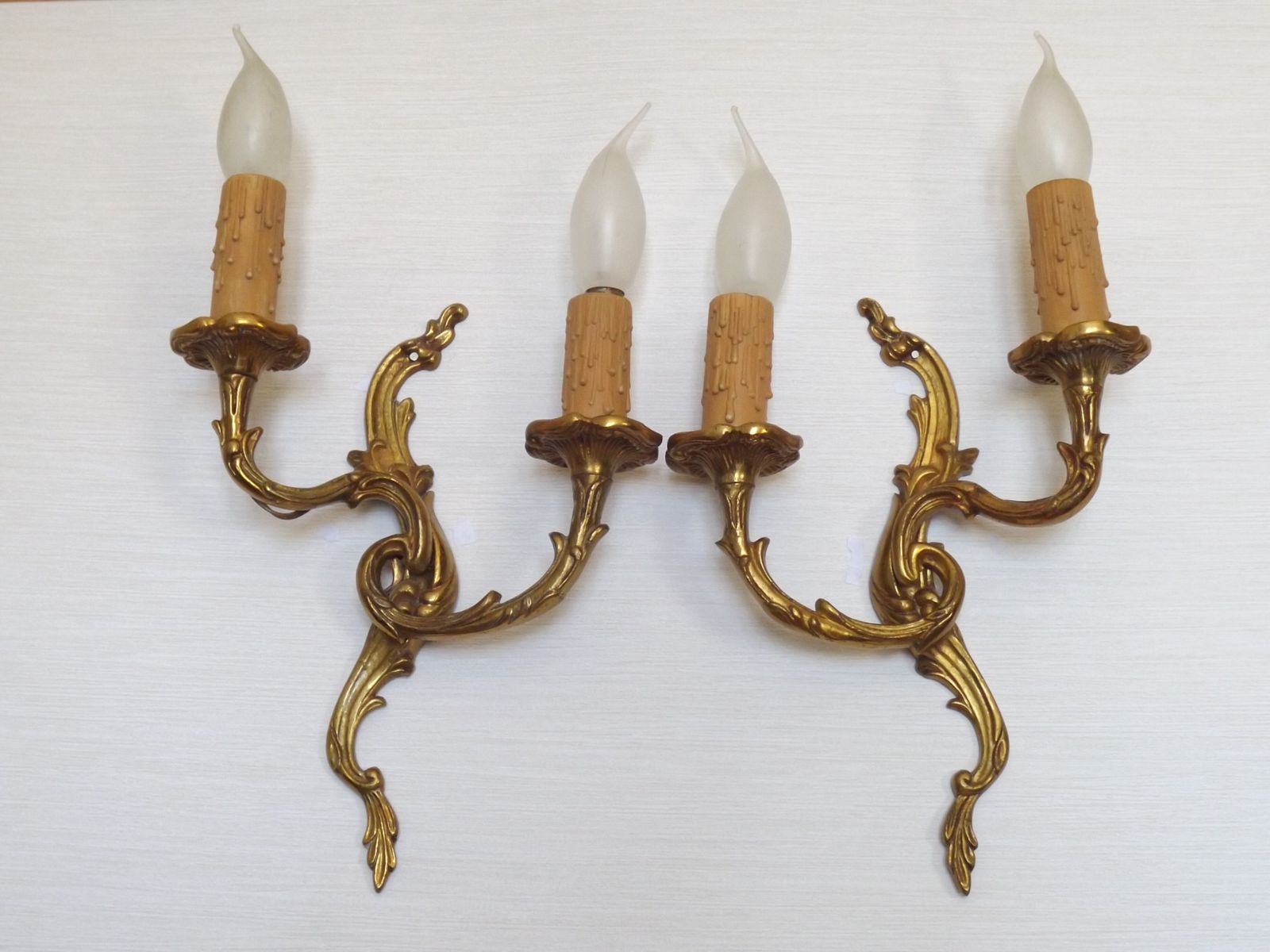 Stel van elegante Franse bronzen wandkandelaars met tegengestelde acanthusbladeren – dubbele uitvoering photo furniture