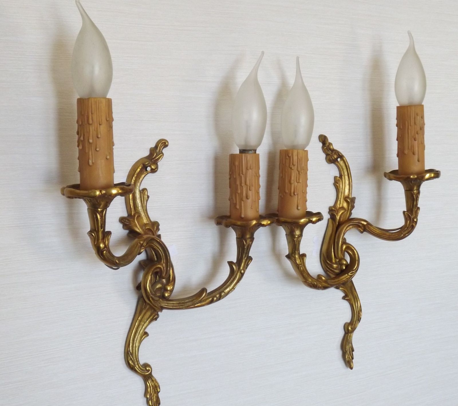Stel van elegante Franse bronzen wandkandelaars met tegengestelde acanthusbladeren – dubbele uitvoering photo for sale