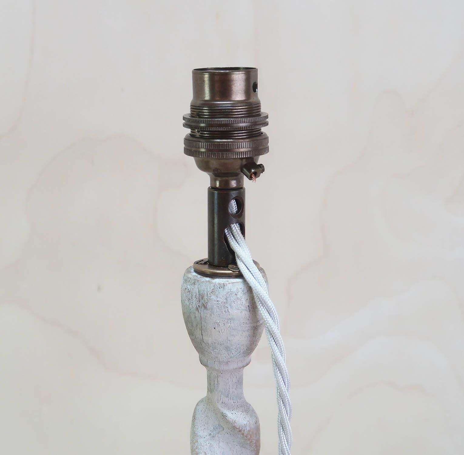 Antieke gekalkte eiken barley twist tafellampen, Engels, ca. 1920 photo vintage