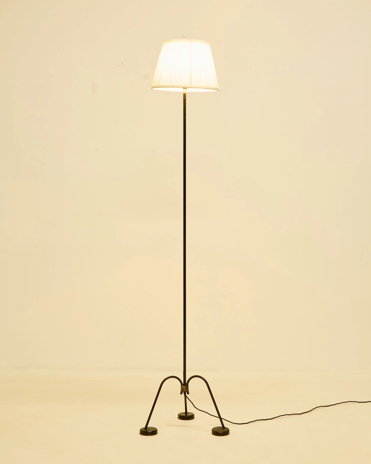 Smeedijzeren vloerlamp, ca. jaren 1950, vintage photo for sale