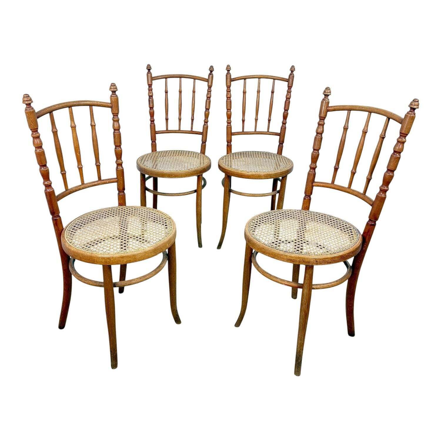 Set van vier antieke gebogen houten caféstoel Thonet