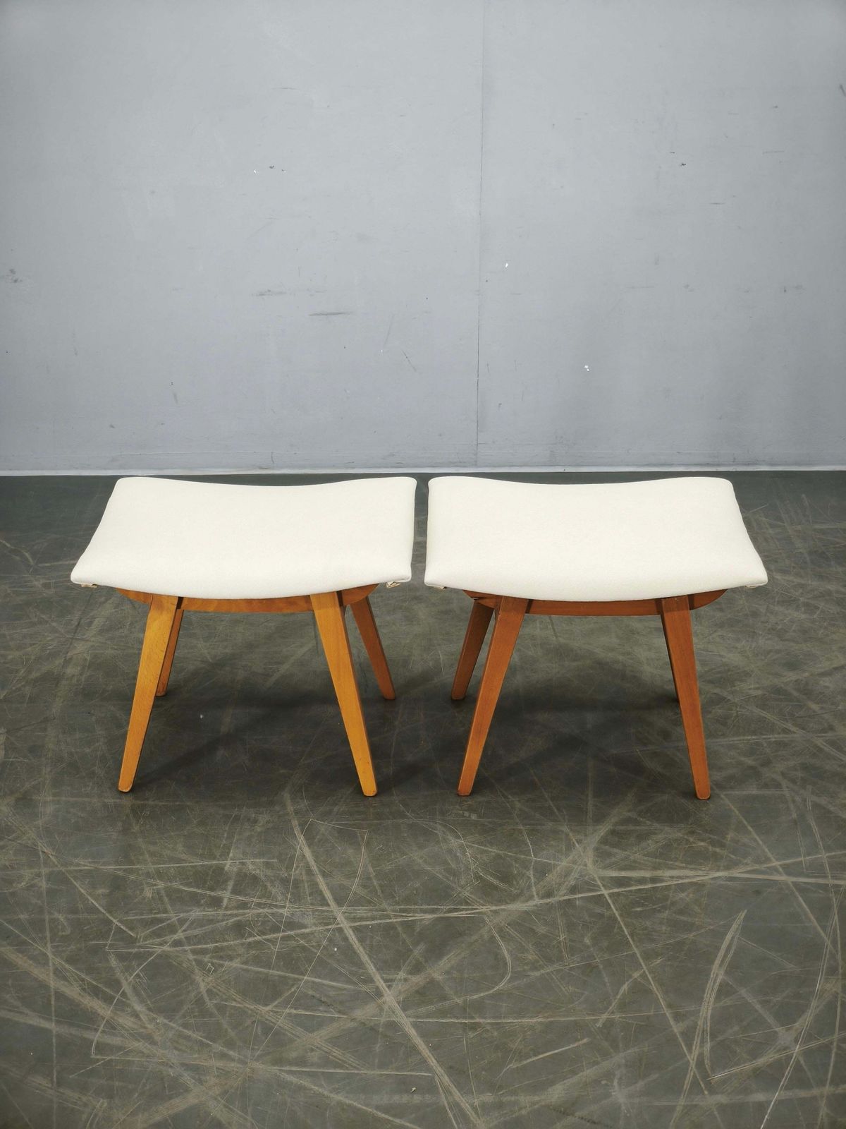 Meubels Paar beukenhouten krukken van Závod Malacky, Tsjecho-Slowakije, jaren 1970 photo