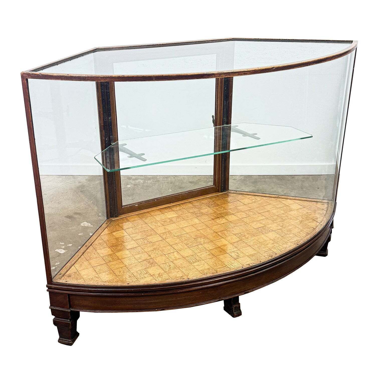 Antieke vitrinekast met gebogen glas, winkeltoonbank