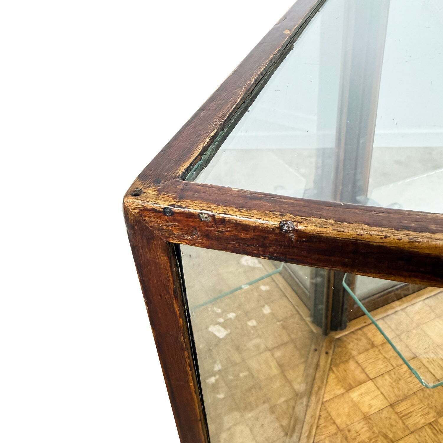 Antieke vitrinekast met gebogen glas, winkeltoonbank photo for sale