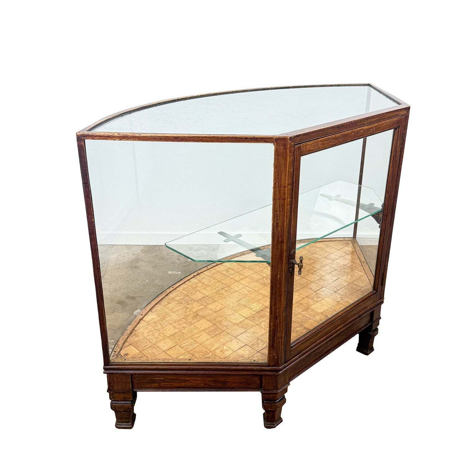 photo furniture Antieke vitrinekast met gebogen glas, winkeltoonbank