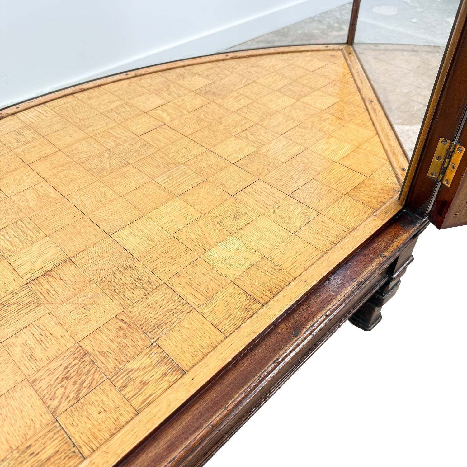photo vintage Antieke vitrinekast met gebogen glas, winkeltoonbank