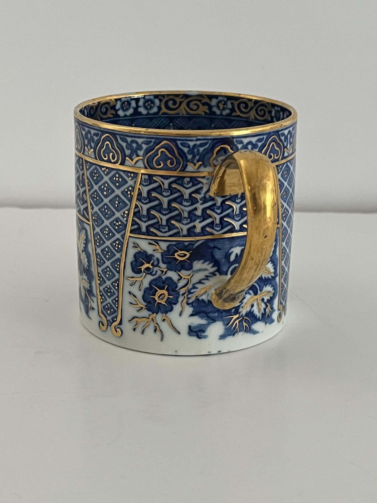 Georgisch Wedgwood koffiekopje, fijn handgeschilderd patroon, ingegraveerd merk, ca. 1805 photo for sale