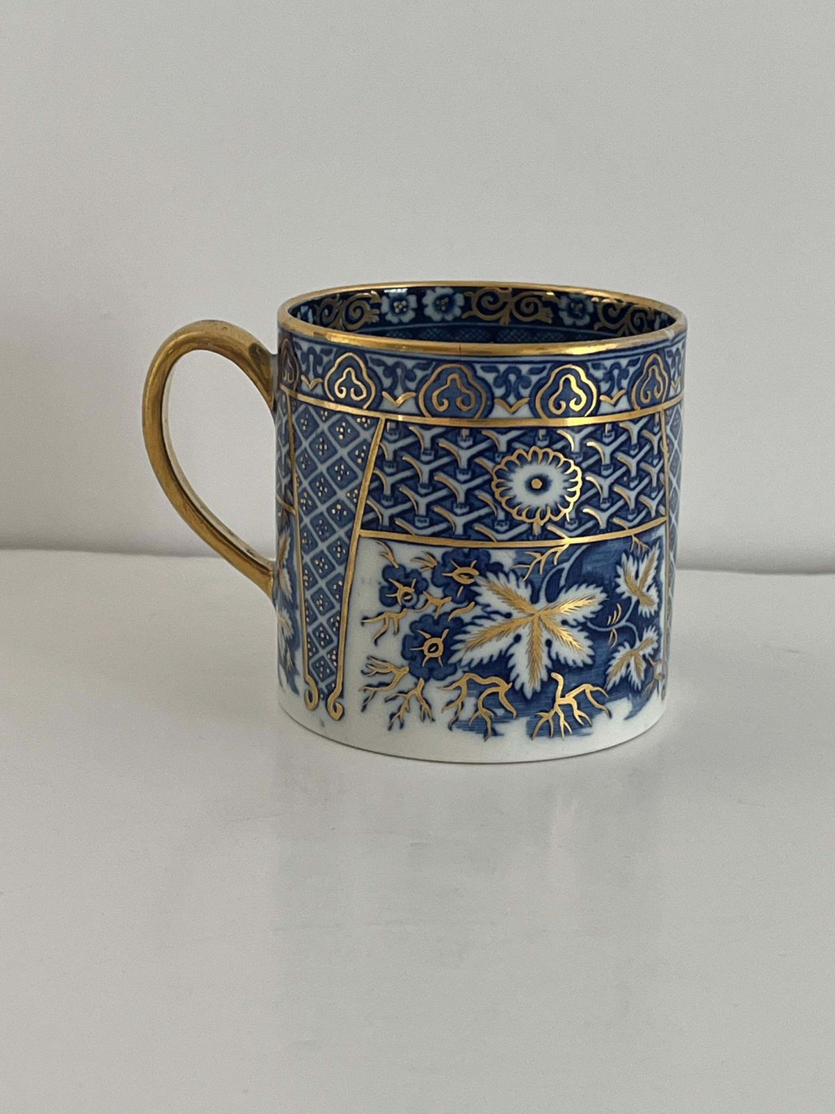 Georgisch Wedgwood koffiekopje, fijn handgeschilderd patroon, ingegraveerd merk, ca. 1805 photo 291.0