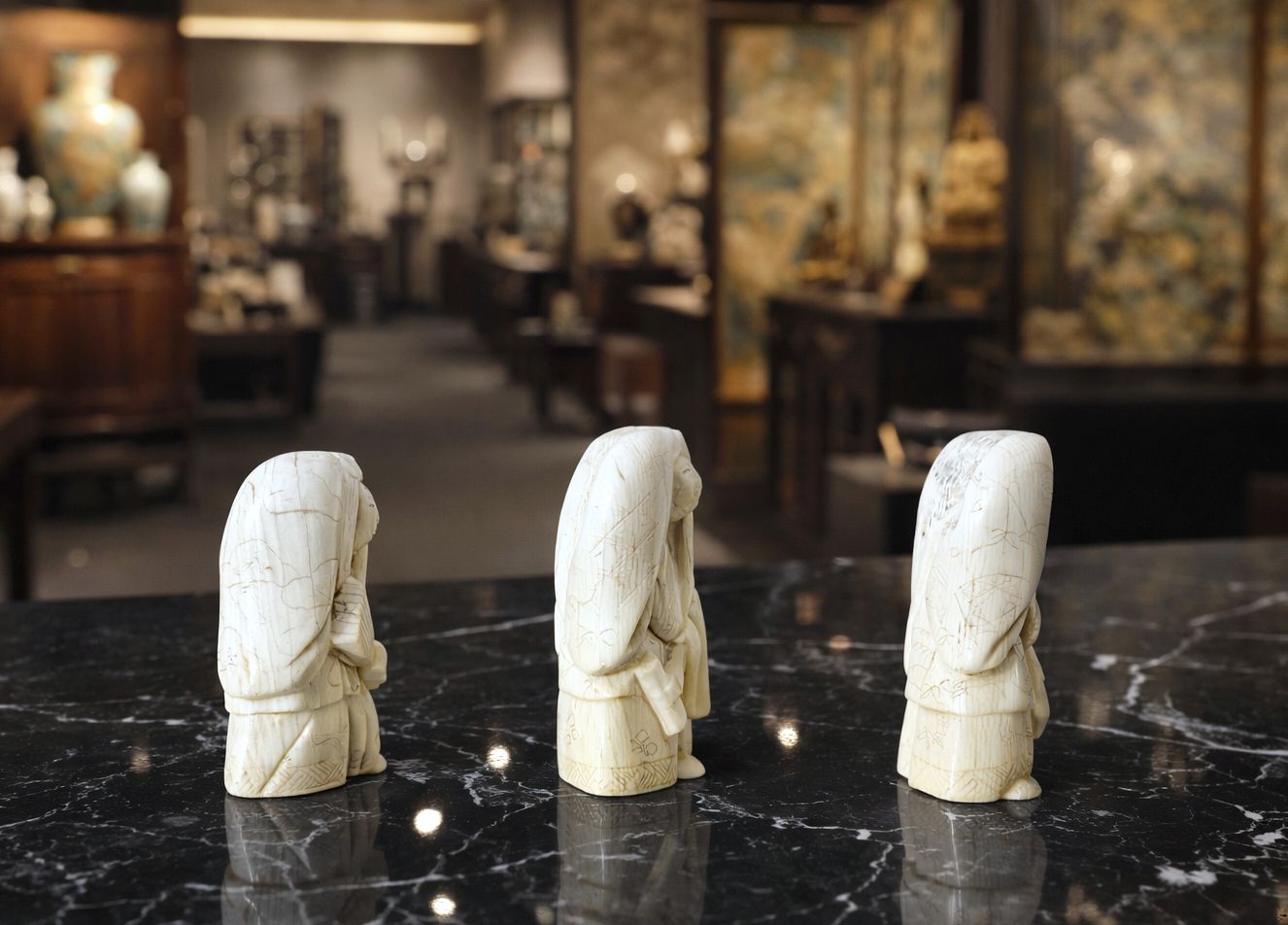 Set van drie netsuke-sculpturen – Draaiend gezicht – Japan, Meiji-periode (1868–1912) photo Kunst