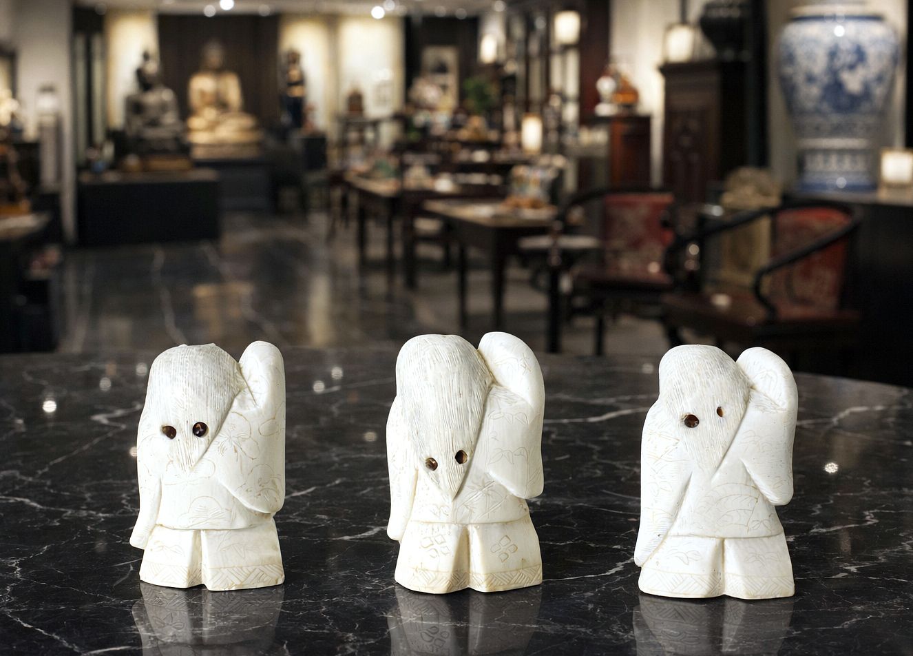 Kunst Set van drie netsuke-sculpturen – Draaiend gezicht – Japan, Meiji-periode (1868–1912) photo