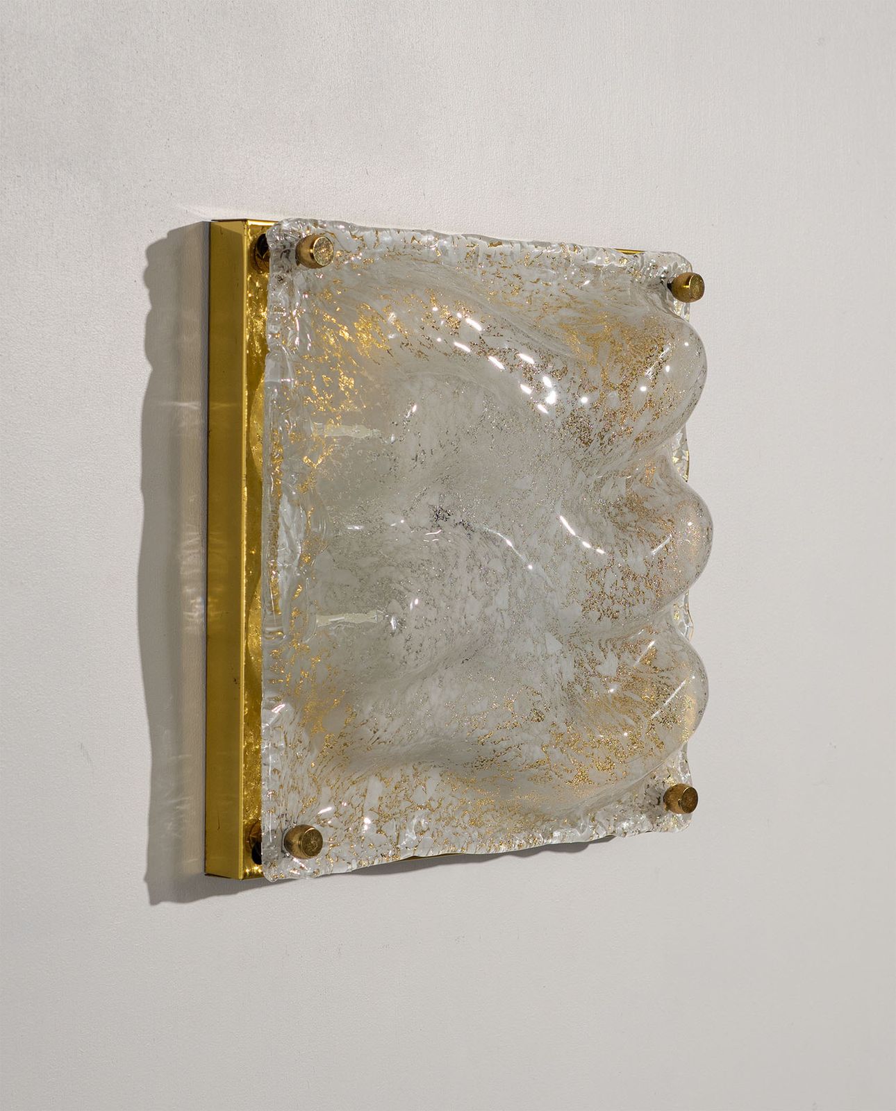 Sculpturele Murano ijsglas wandlamp met messing achterplaat, Italië, jaren 1970 photo for sale