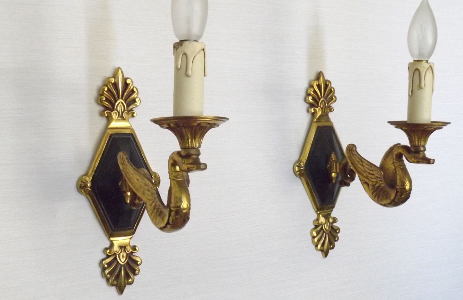 Uitzonderlijk paar Franse Empire bronzen wandlampen met gevleugelde zwanenarmen