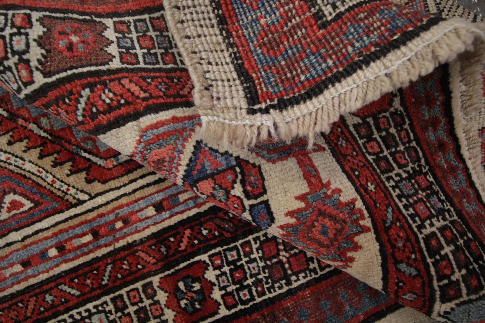 photo furniture Tapis caucasien d'époque fait main, tapis en laine oriental rouge profond et beige pour chambre