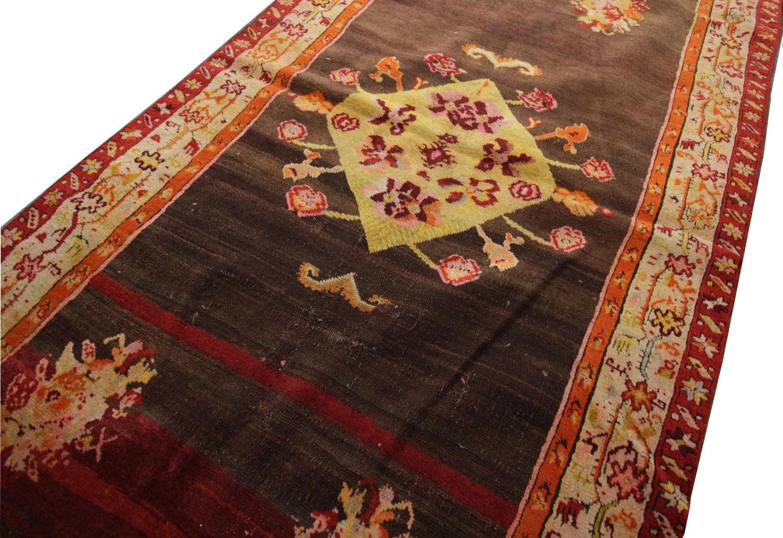 Tapis d'époque, tapis oriental fait main à médaillon central, salon photo for sale