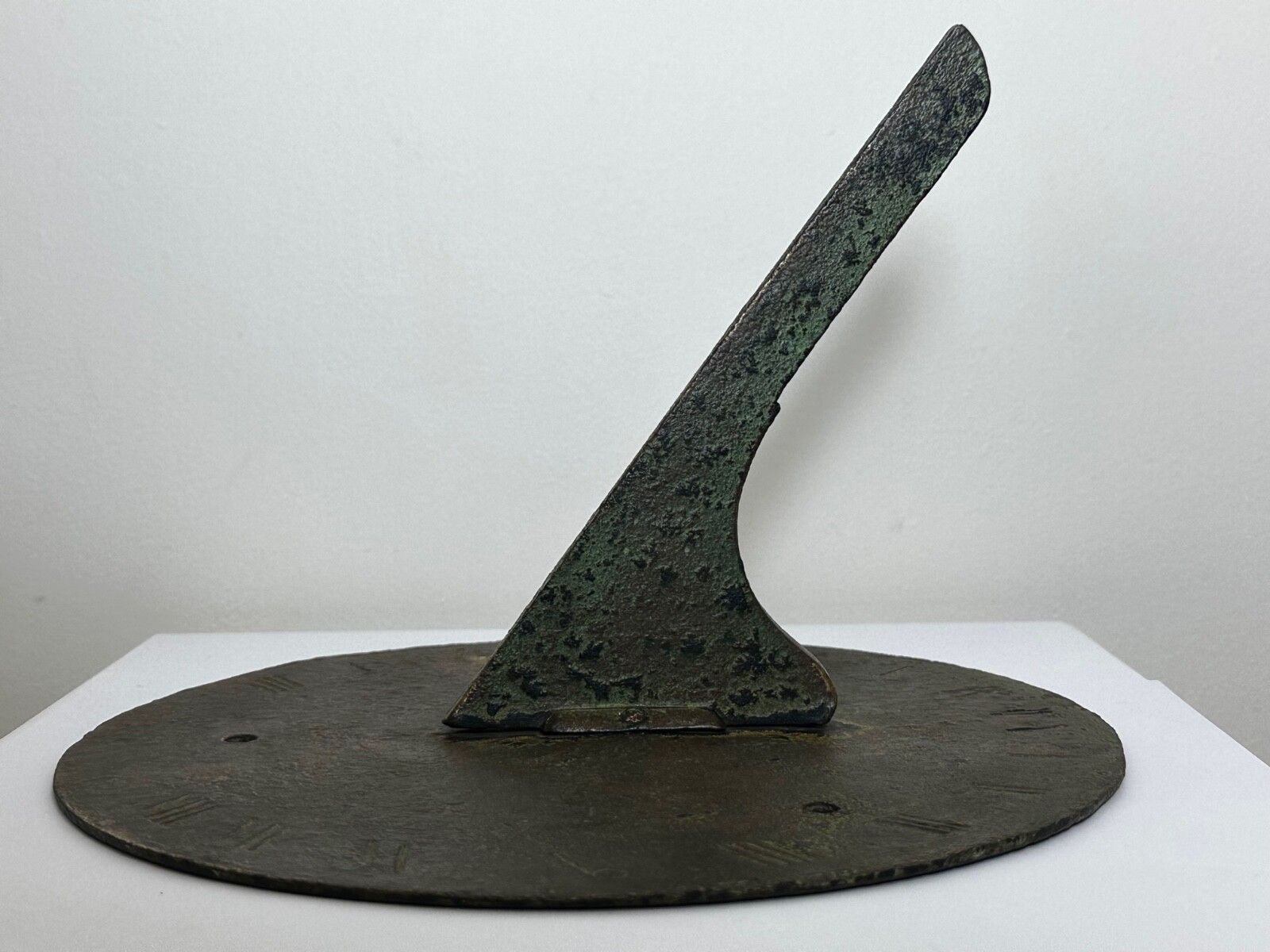 Bronzen Georgische tuinzonnewijzer met gnomon photo furniture