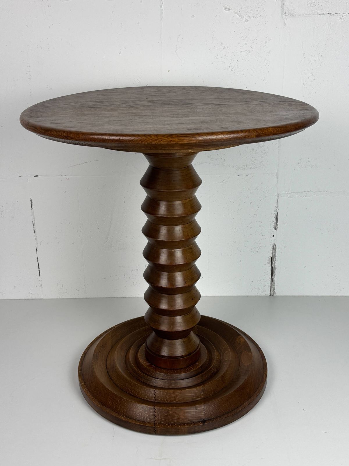 Table d'appoint mid-century brutaliste en bois tourné, dans le style de Charles Dudouyt photo furniture