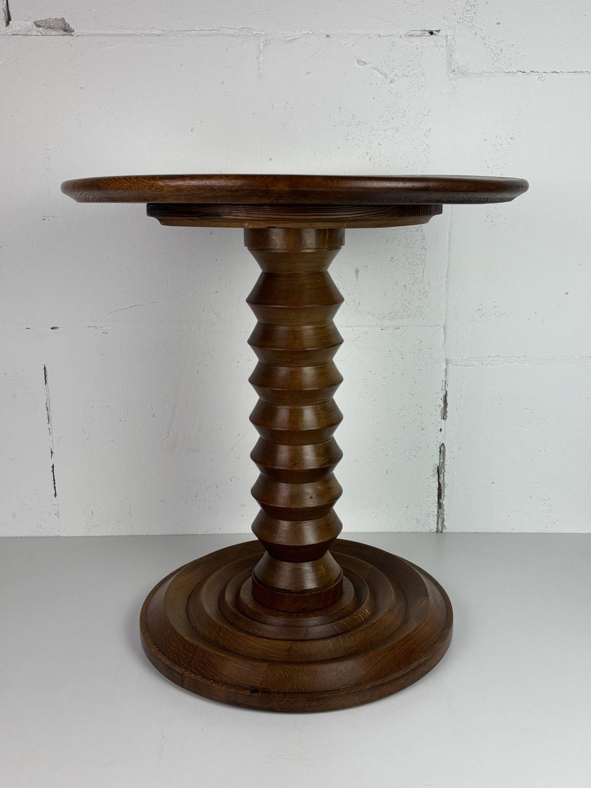 Table d'appoint mid-century brutaliste en bois tourné, dans le style de Charles Dudouyt photo for sale