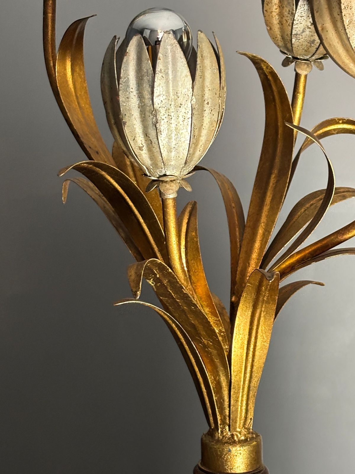 Lampe de table florentine mid-century Hollywood Regency en métal doré, fleurs, années 1960. photo Luminaires