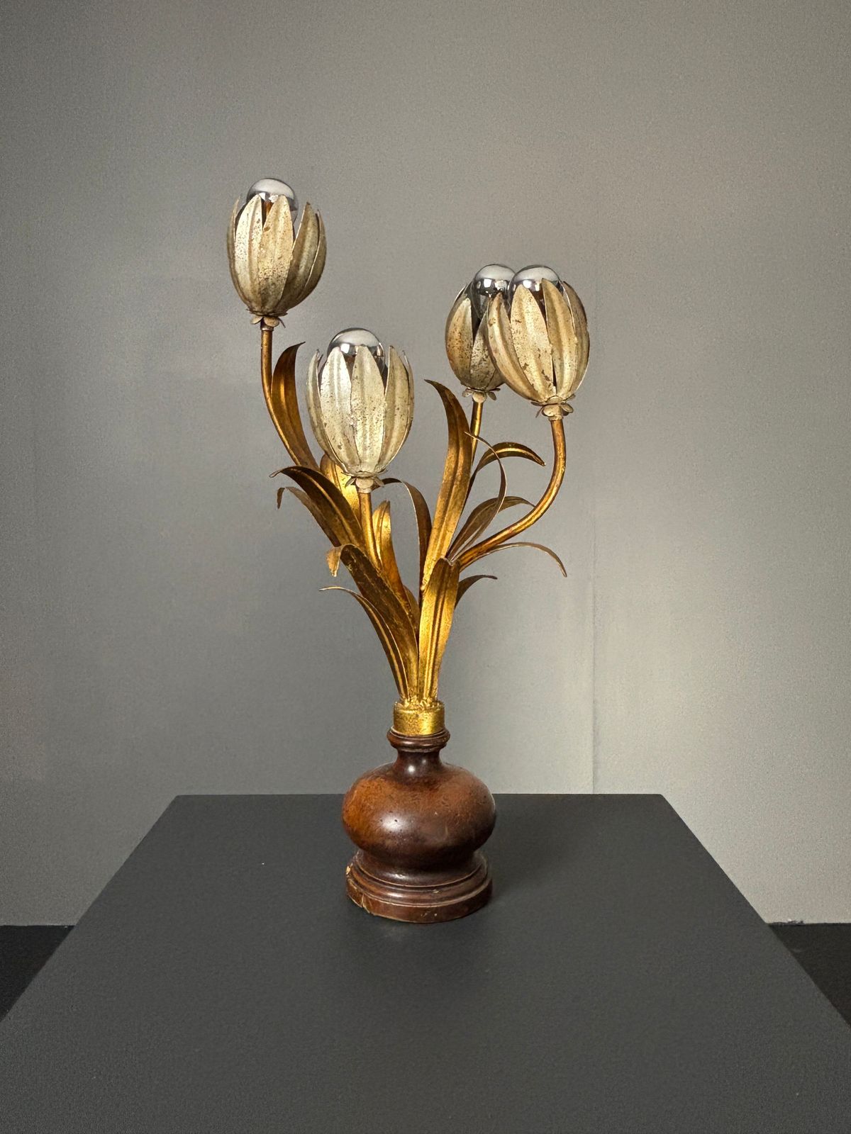 Lampe de table florentine mid-century Hollywood Regency en métal doré, fleurs, années 1960. photo buy