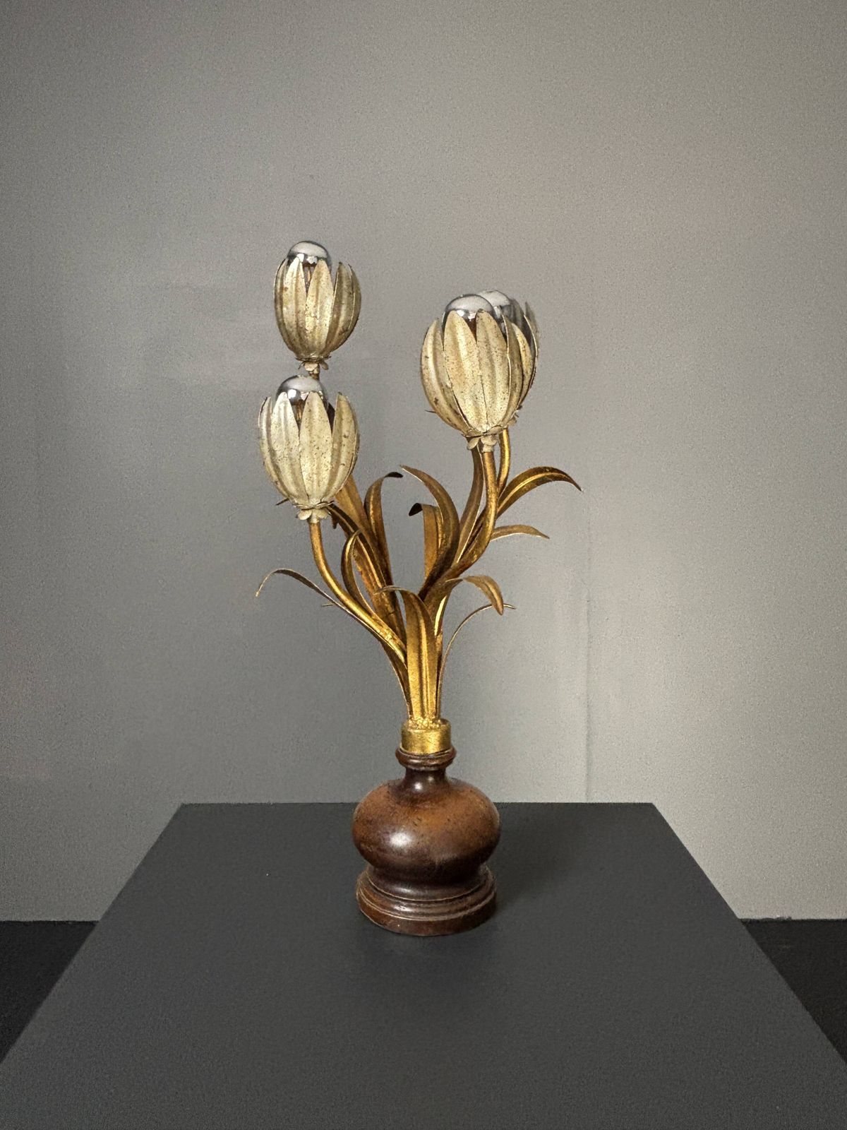 Lampe de table florentine mid-century Hollywood Regency en métal doré, fleurs, années 1960. photo vintage