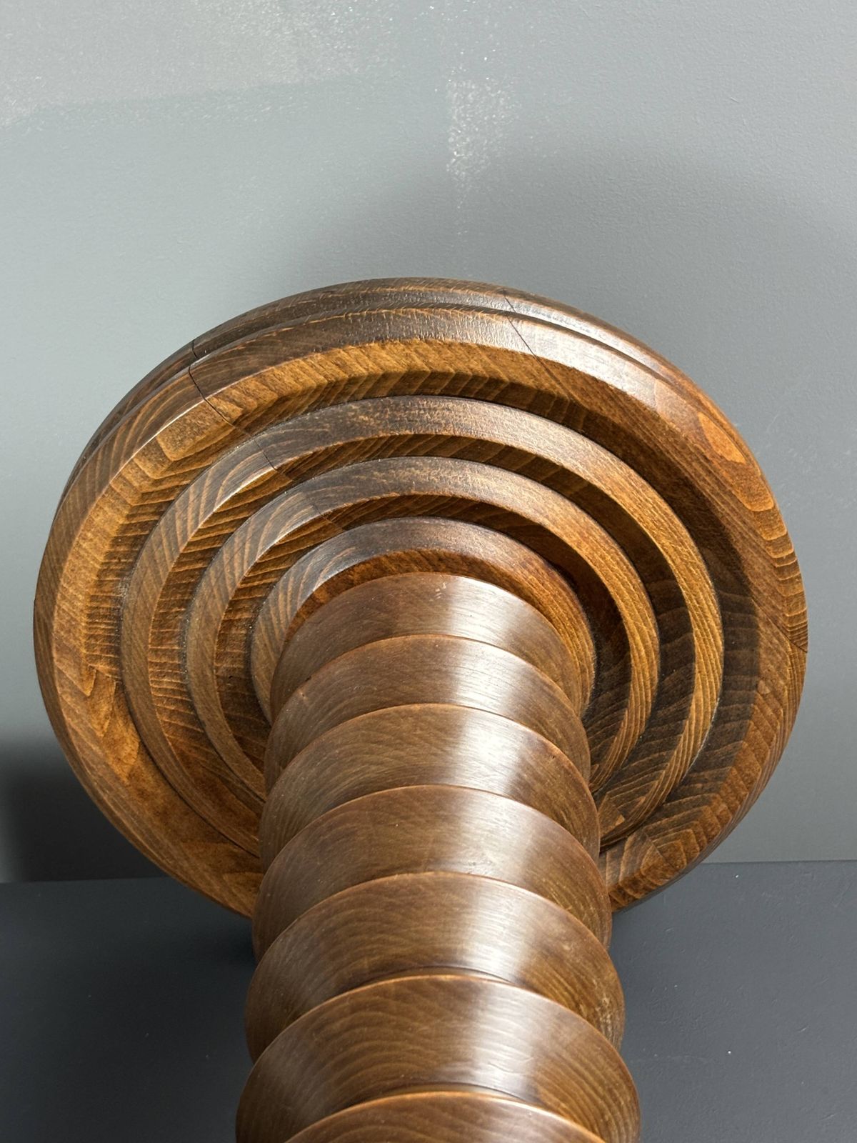 Table d'appoint mid-century brutaliste en bois à pieds tournés, dans le style de Charles Dudouyt photo vintage