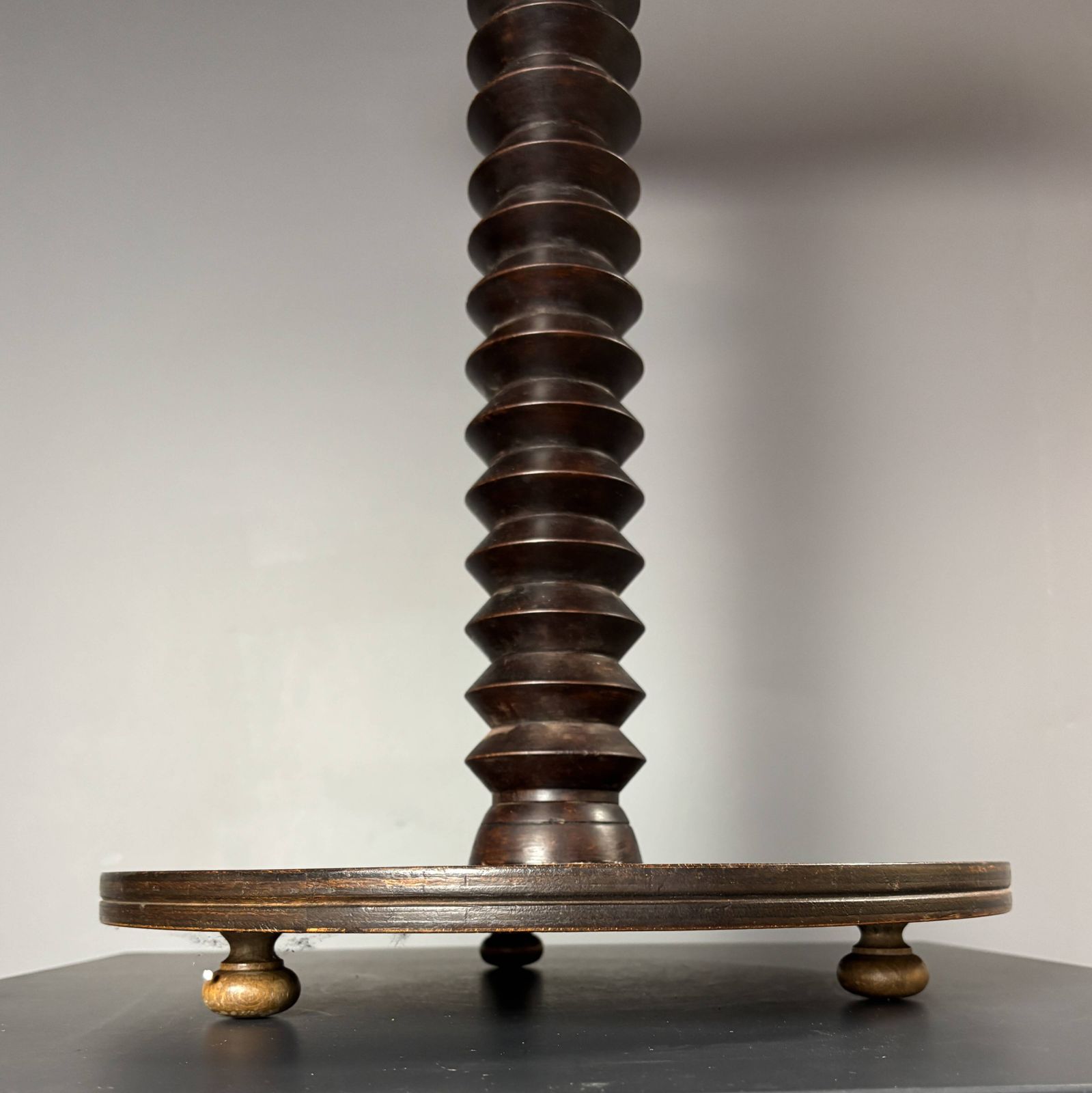 Table d'appoint mid-century brutaliste en bois à pieds tournés, dans le style de Charles Dudouyt photo Mobilier