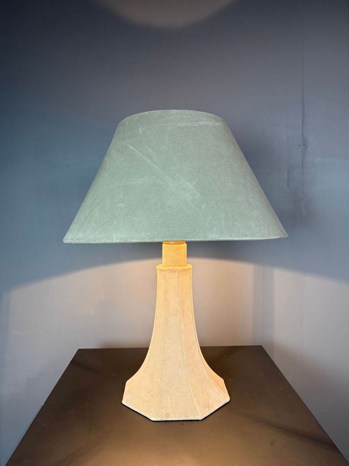 Grande lampe de table mid-century en cuir suédé, couleur champignon, années 1960-1970 photo vinterior