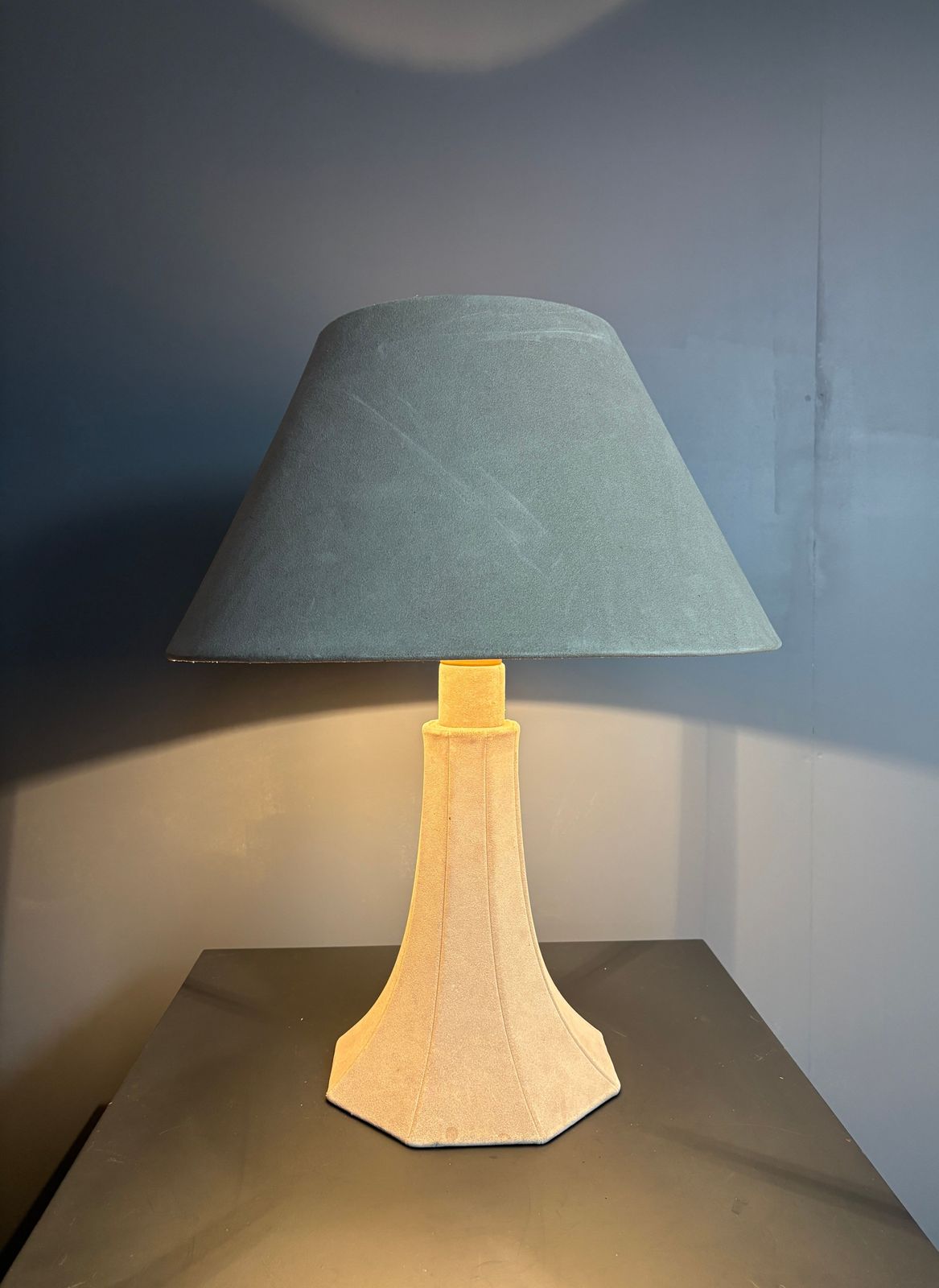 Grande lampe de table mid-century en cuir suédé, couleur champignon, années 1960-1970 photo buy