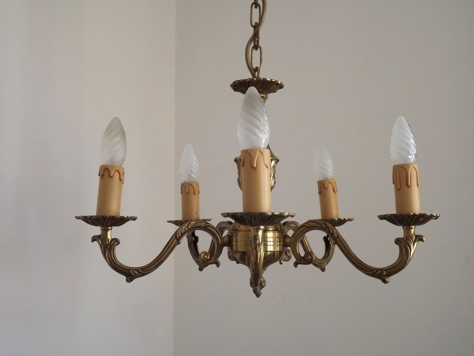 Franse bronzen kroonluchter – Traditionele mid-century stijl, 5 lichtpunten photo vinterior