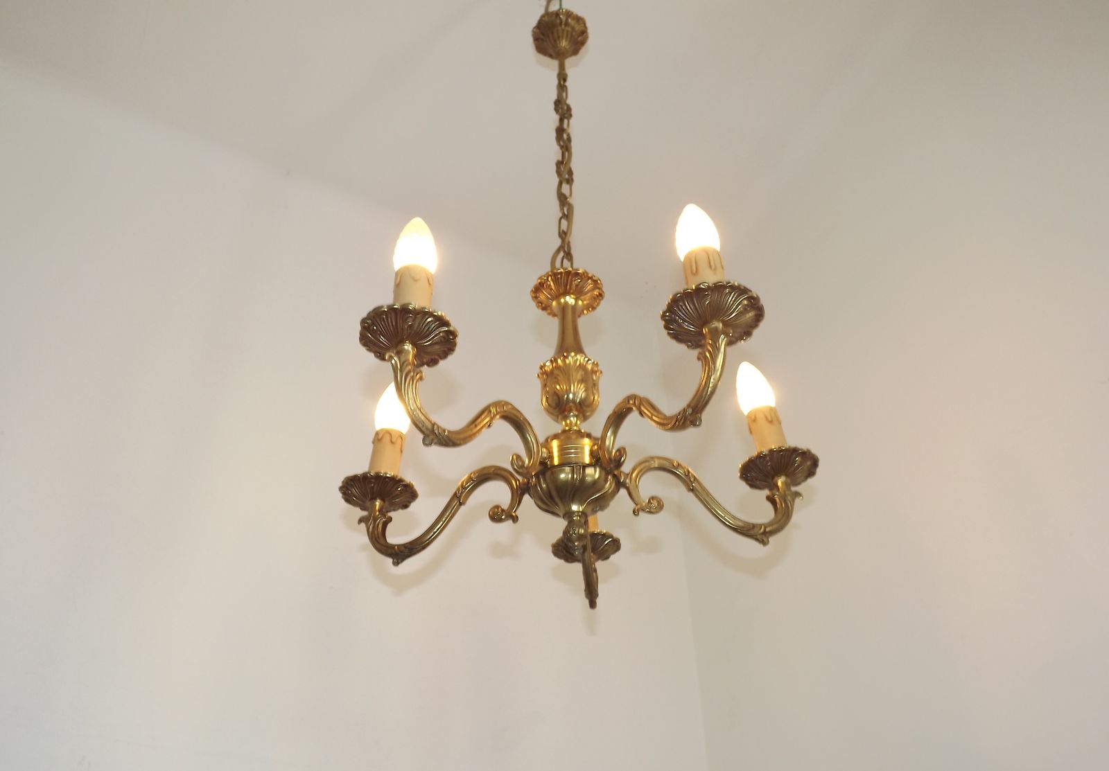 Franse bronzen kroonluchter – Traditionele mid-century stijl, 5 lichtpunten photo for sale