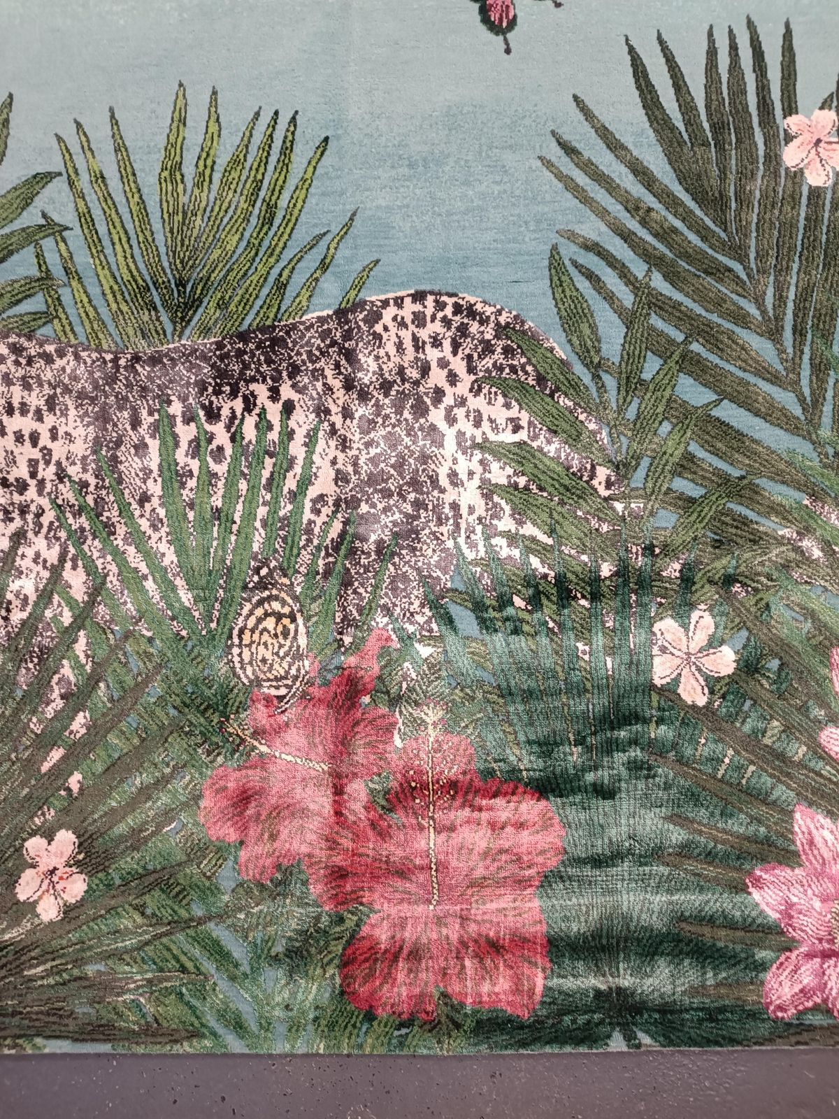 photo furniture Tapis de luxe noué à la main en soie, motif jungle tropicale, léopard et singe